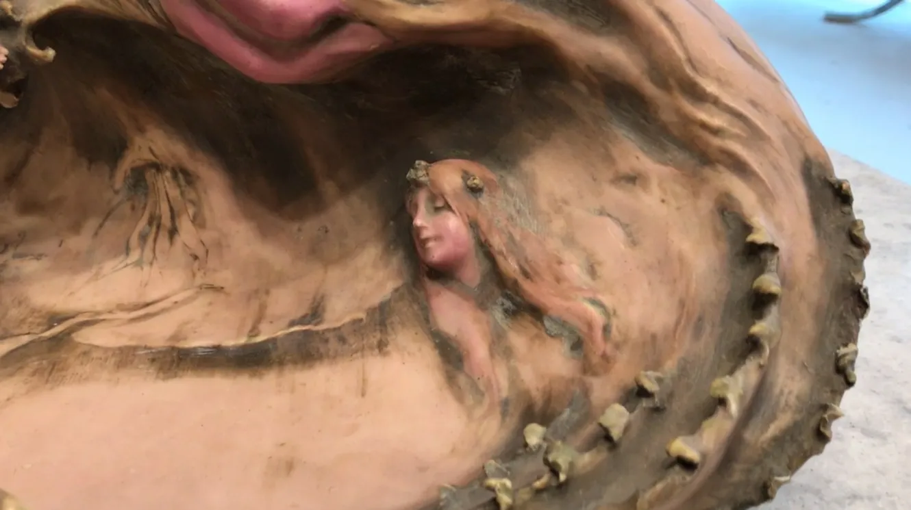 Antichità in porcellana con figura stilizzata e decorazioni