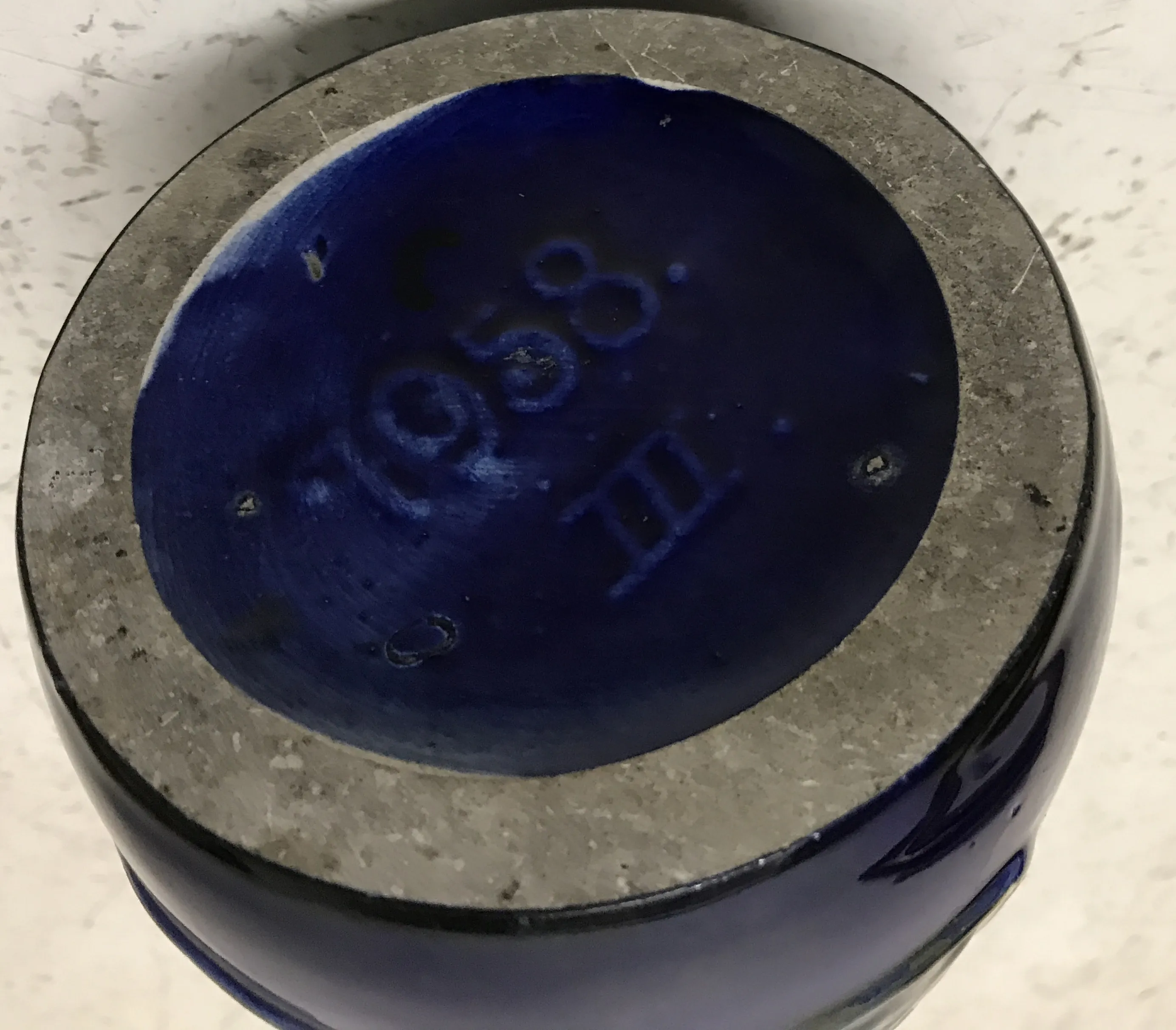 Antikes Keramikstück mit sichtbarem dekorativem blauen Fuß