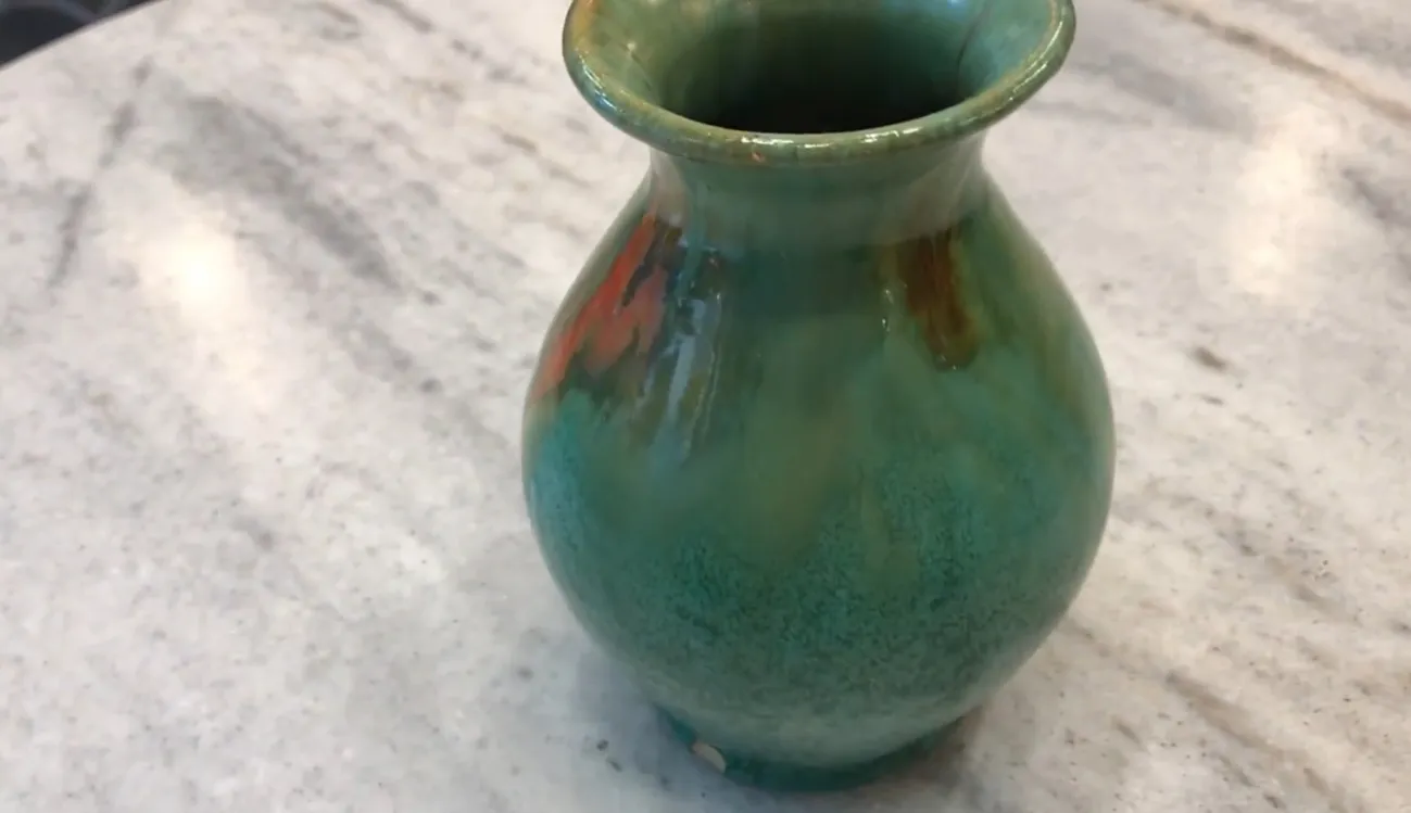Vaso antigo de cerâmica em tons de verde e laranja com detalhes decorativos únicos
