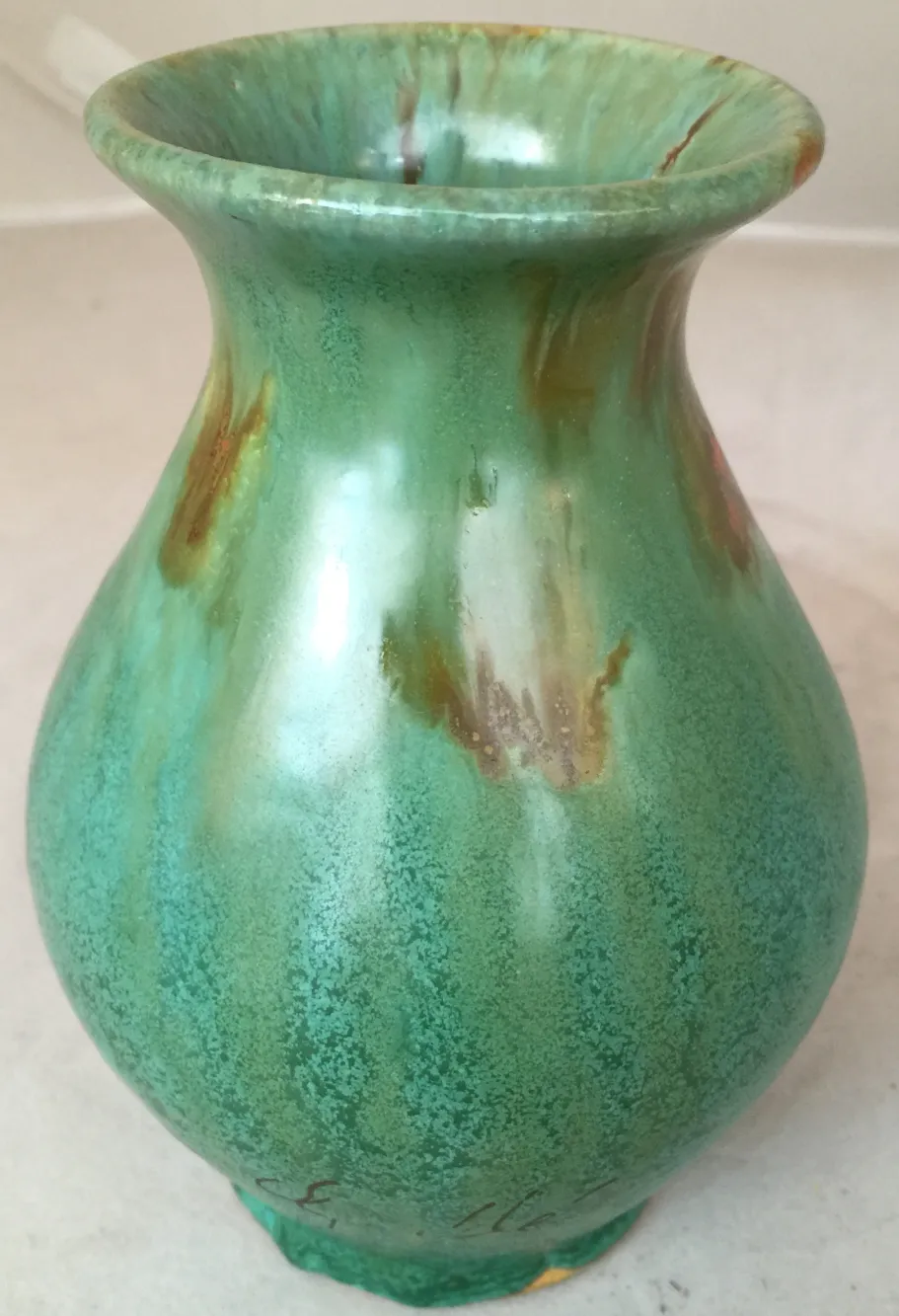 Vaso antigo de cerâmica em tons de verde e laranja com detalhes decorativos únicos
