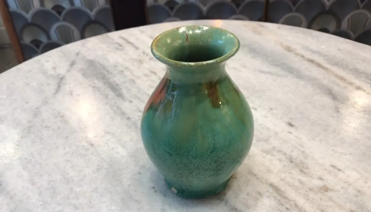 Vaso antiguo de cerámica en tonos verdes y anaranjados con detalles decorativos únicos