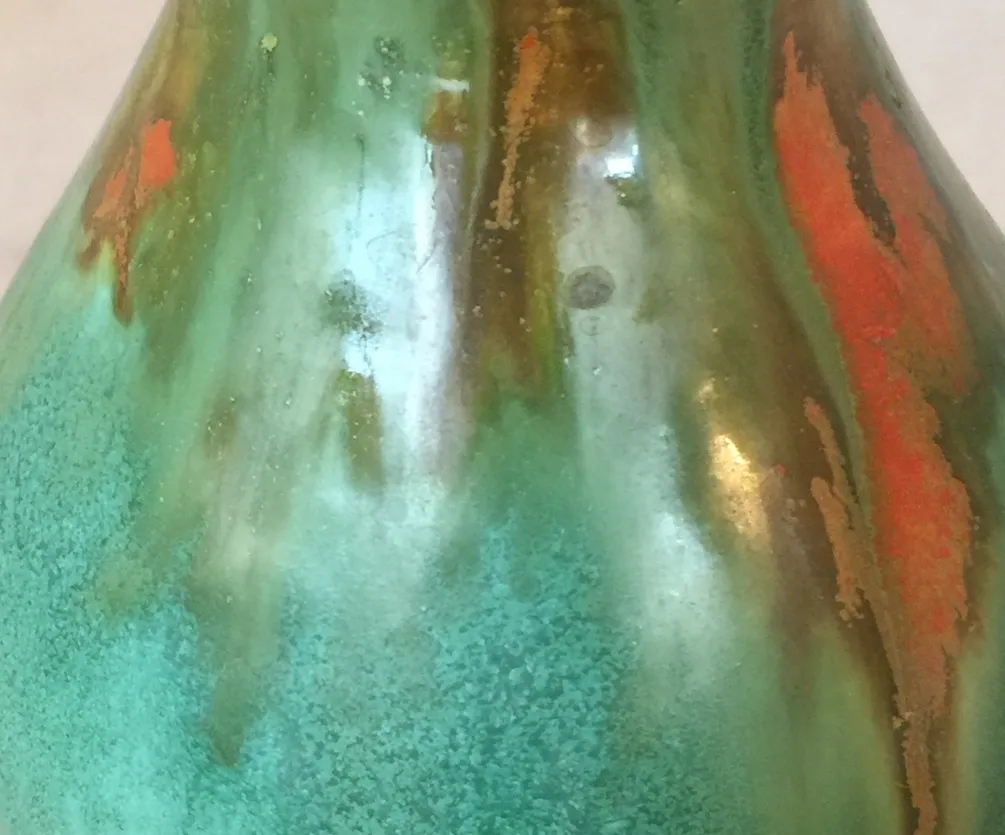 Vaso antigo de cerâmica em tons de verde e laranja com detalhes decorativos únicos