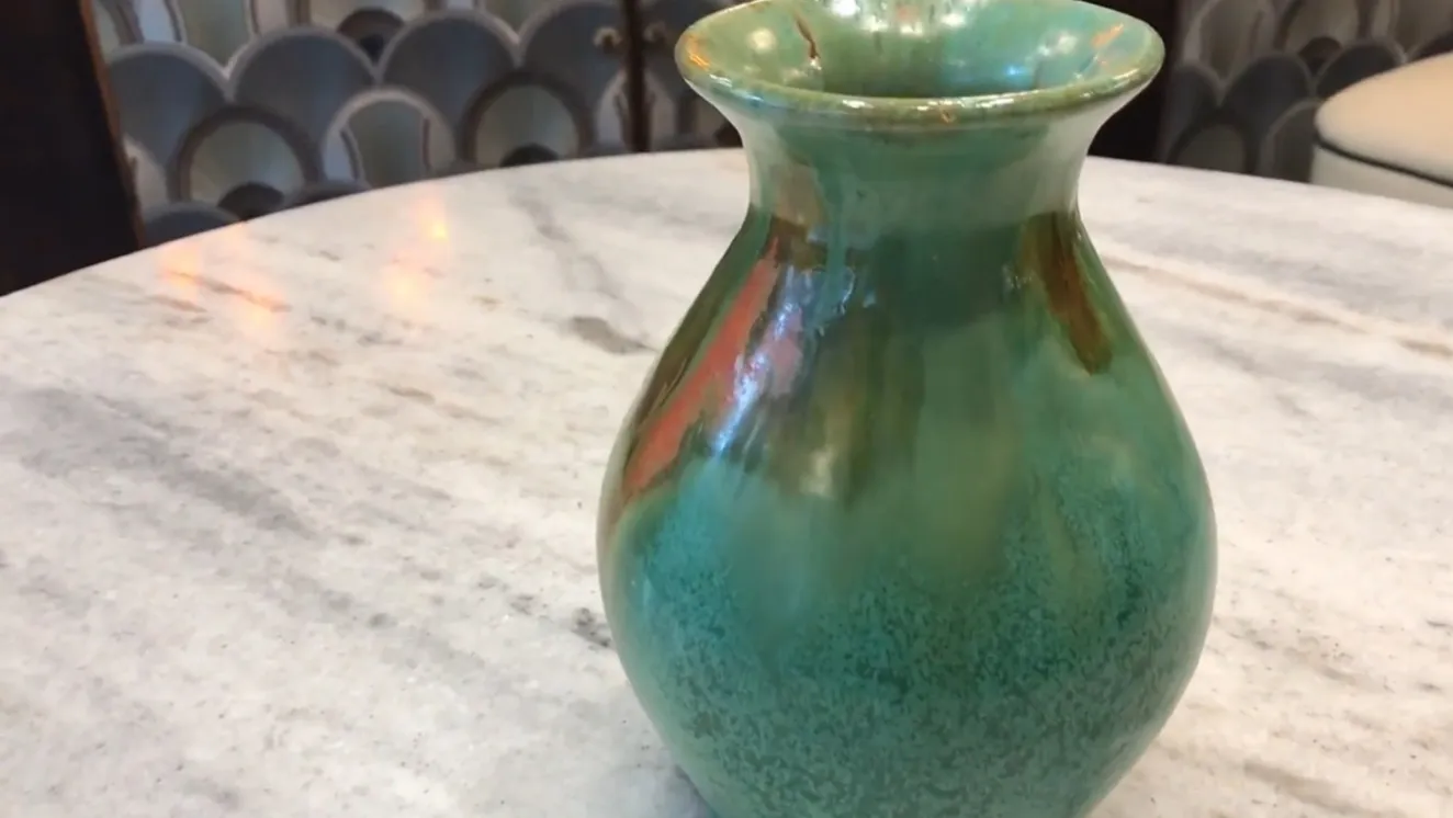 Vaso antigo de cerâmica em tons de verde e laranja com detalhes decorativos únicos