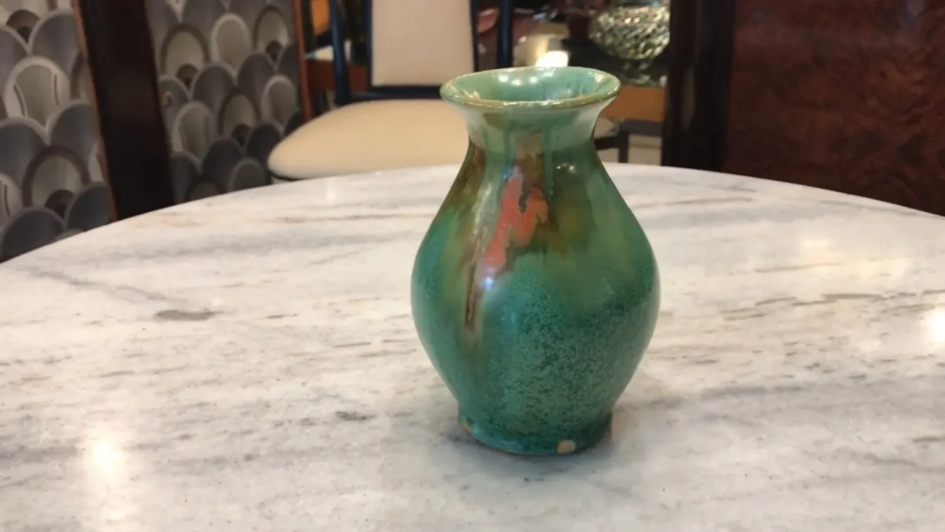 Vaso antigo de cerâmica em tons de verde e laranja com detalhes decorativos únicos