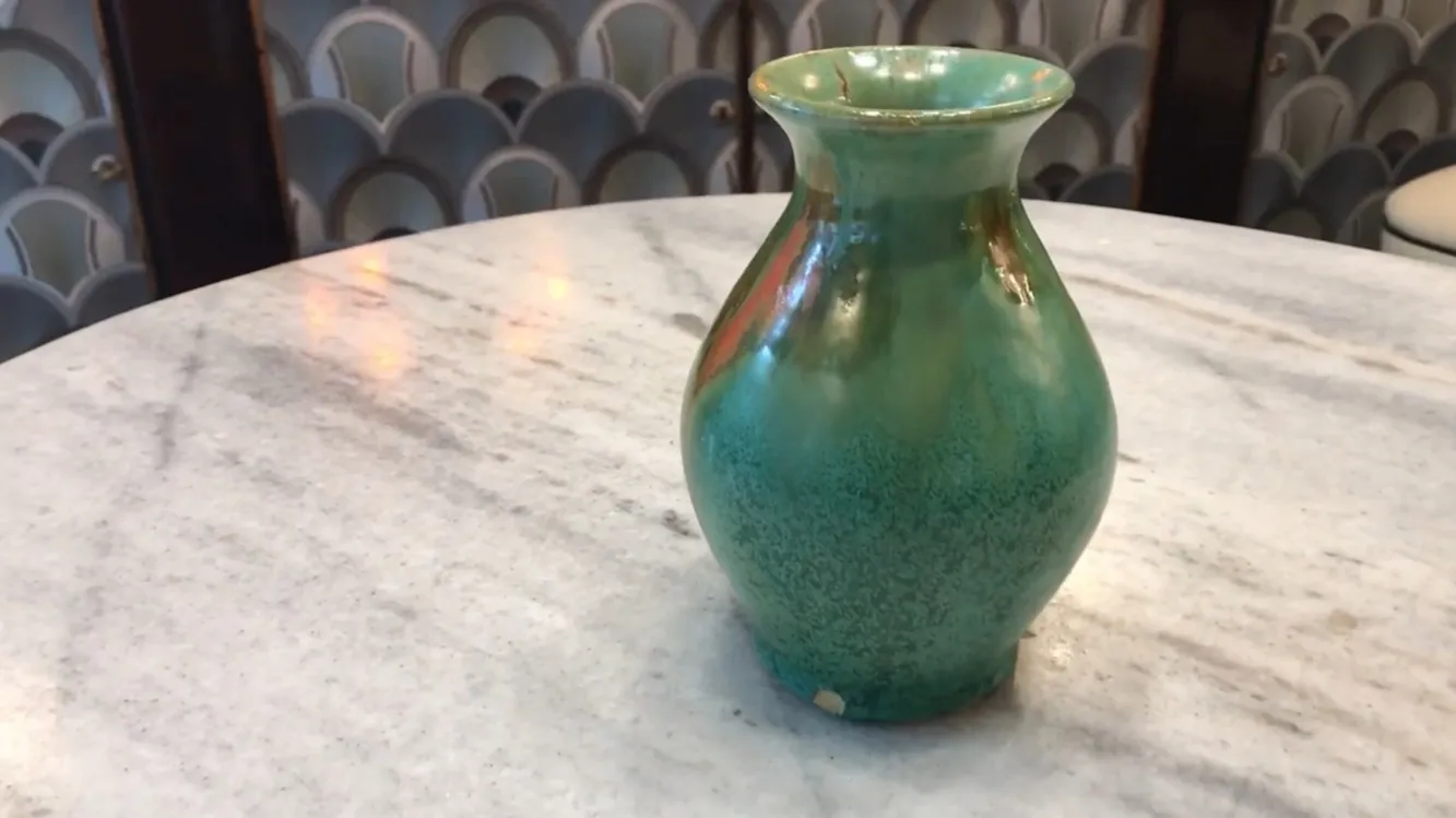 Vaso antigo de cerâmica em tons de verde e laranja com detalhes decorativos únicos