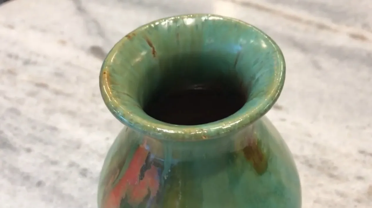 Vaso antigo de cerâmica em tons de verde e laranja com detalhes decorativos únicos