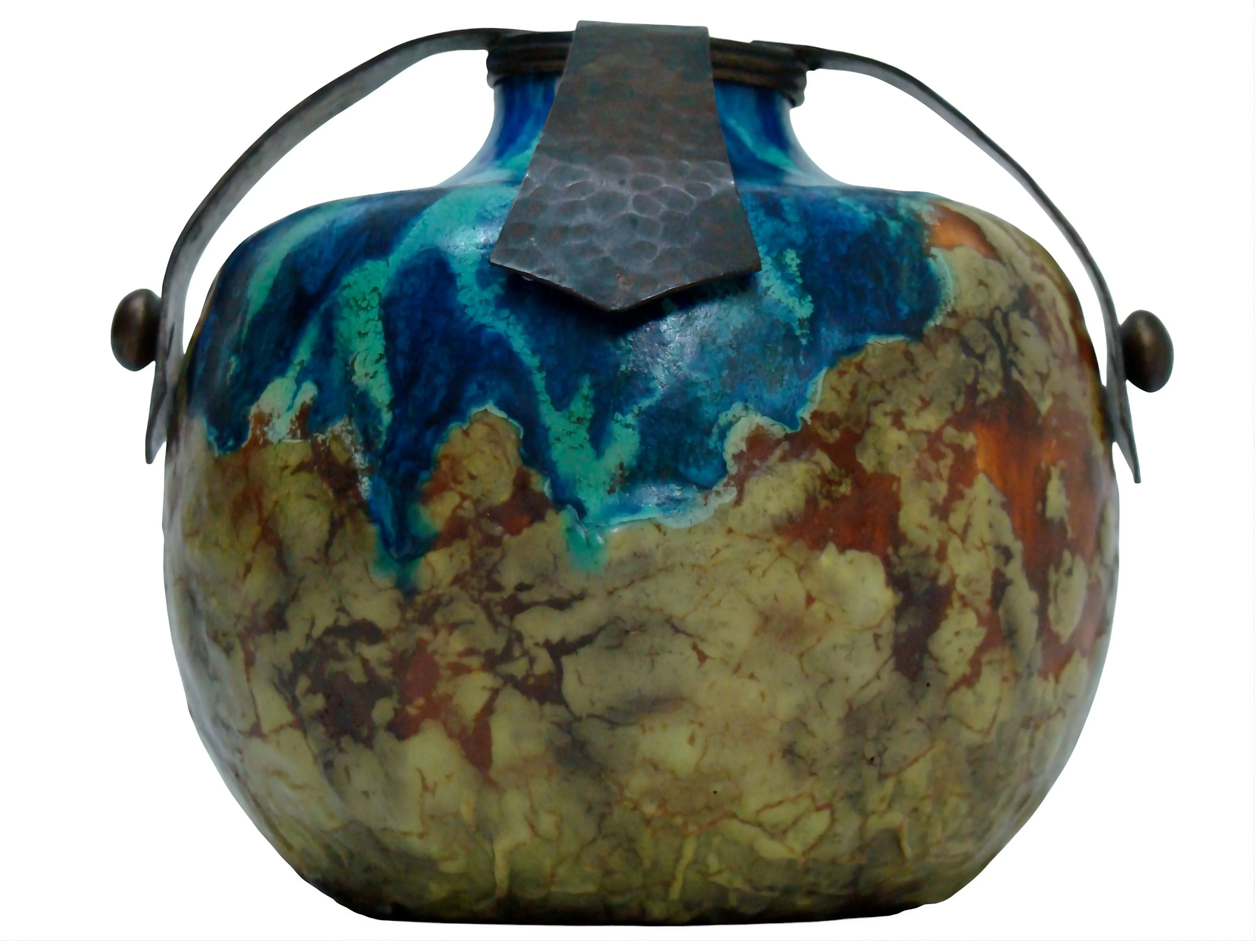 Vaso in ceramica antica con motivi blu e marrone, manico in metallo