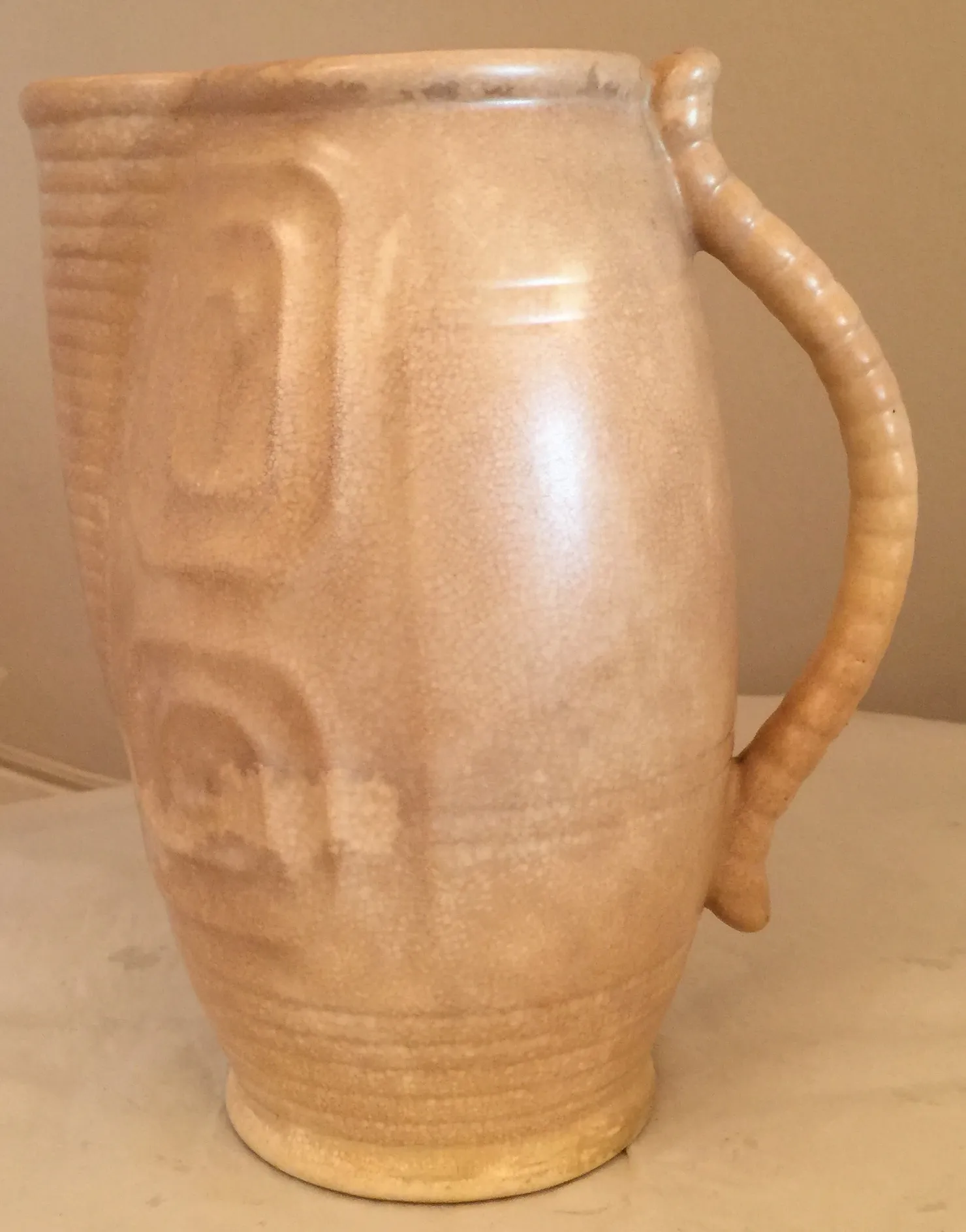 Antike Keramikkaraffe mit strukturiertem Design und Griff