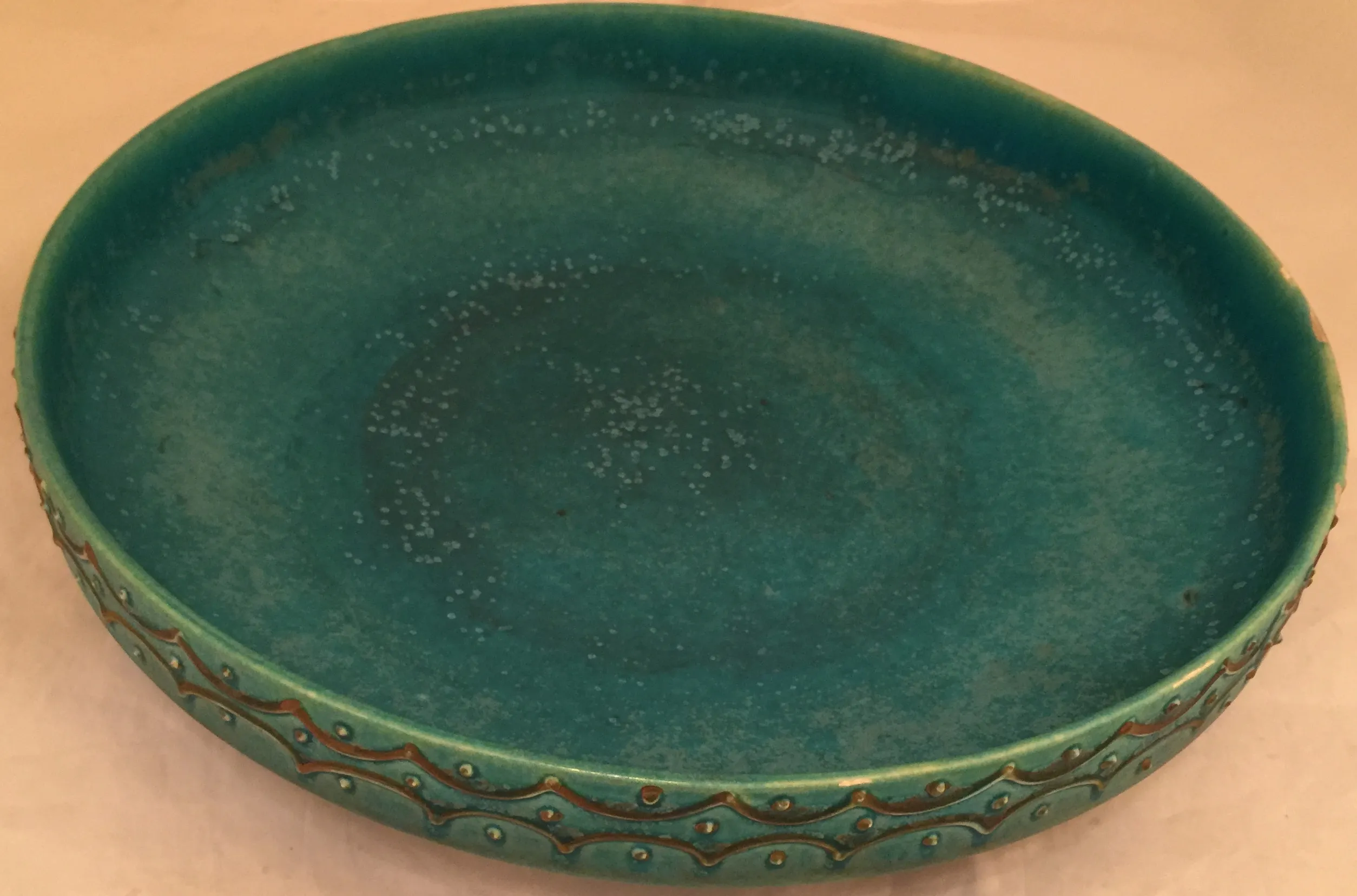 Assiette bleue antique en céramique avec bord décoratif