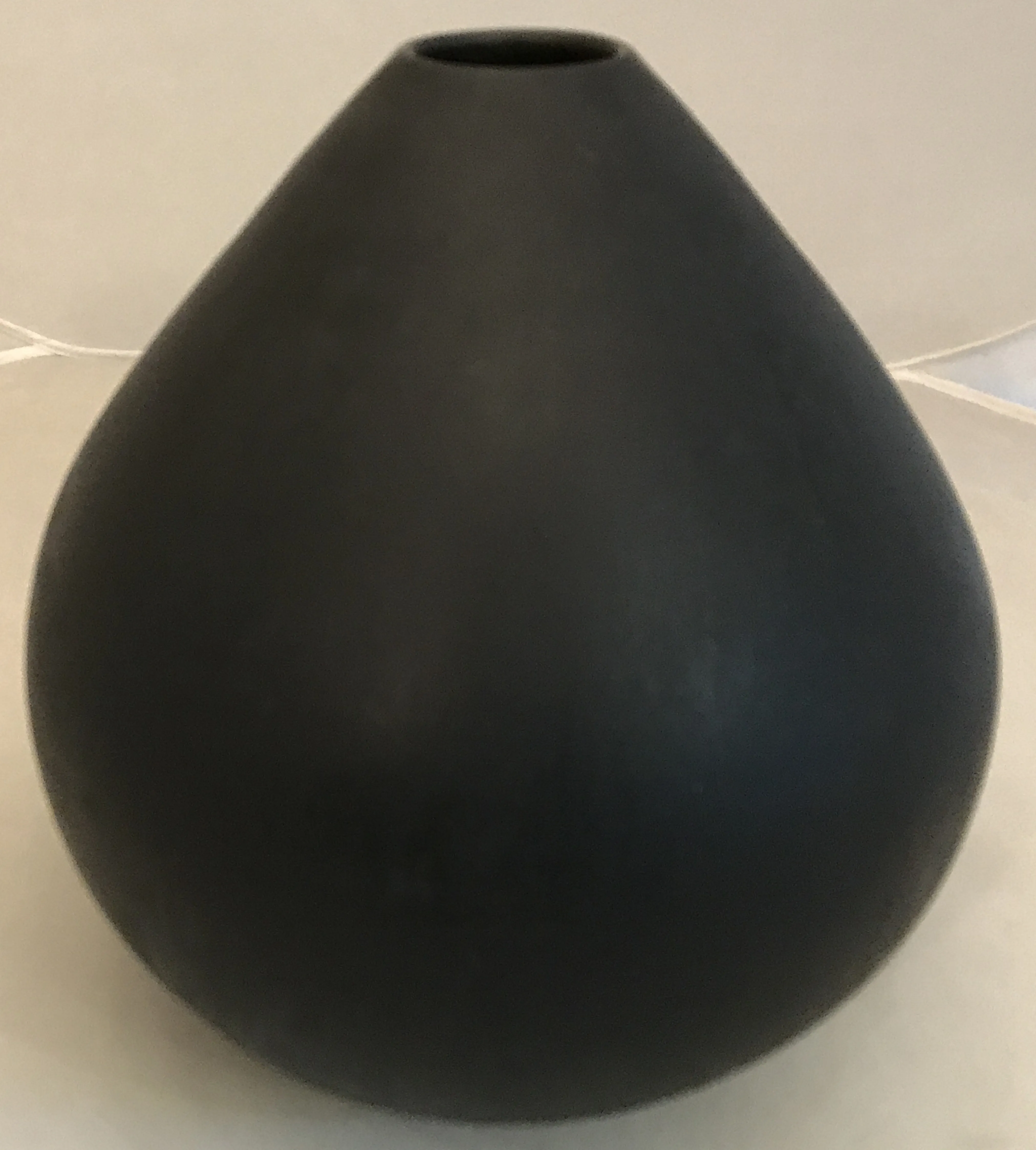 Vase en céramique noire de forme arrondie, ancien.