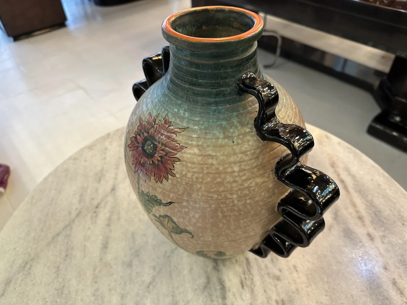 Vaso antigo de cerâmica Deruta com decoração floral colorida.