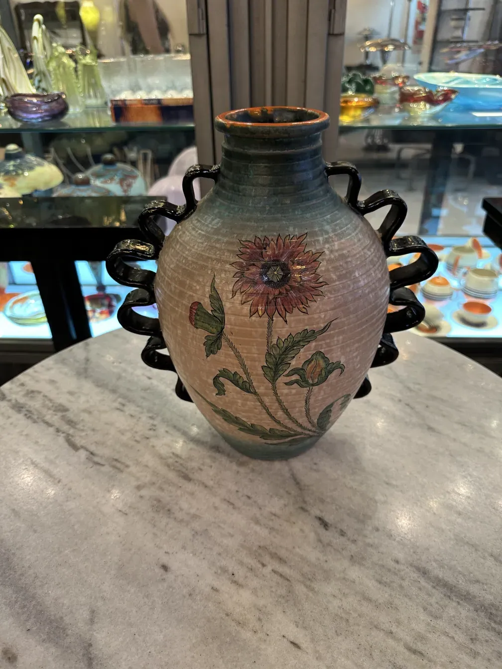 Vaso antico in ceramica Deruta con decorazione floreale colorata.