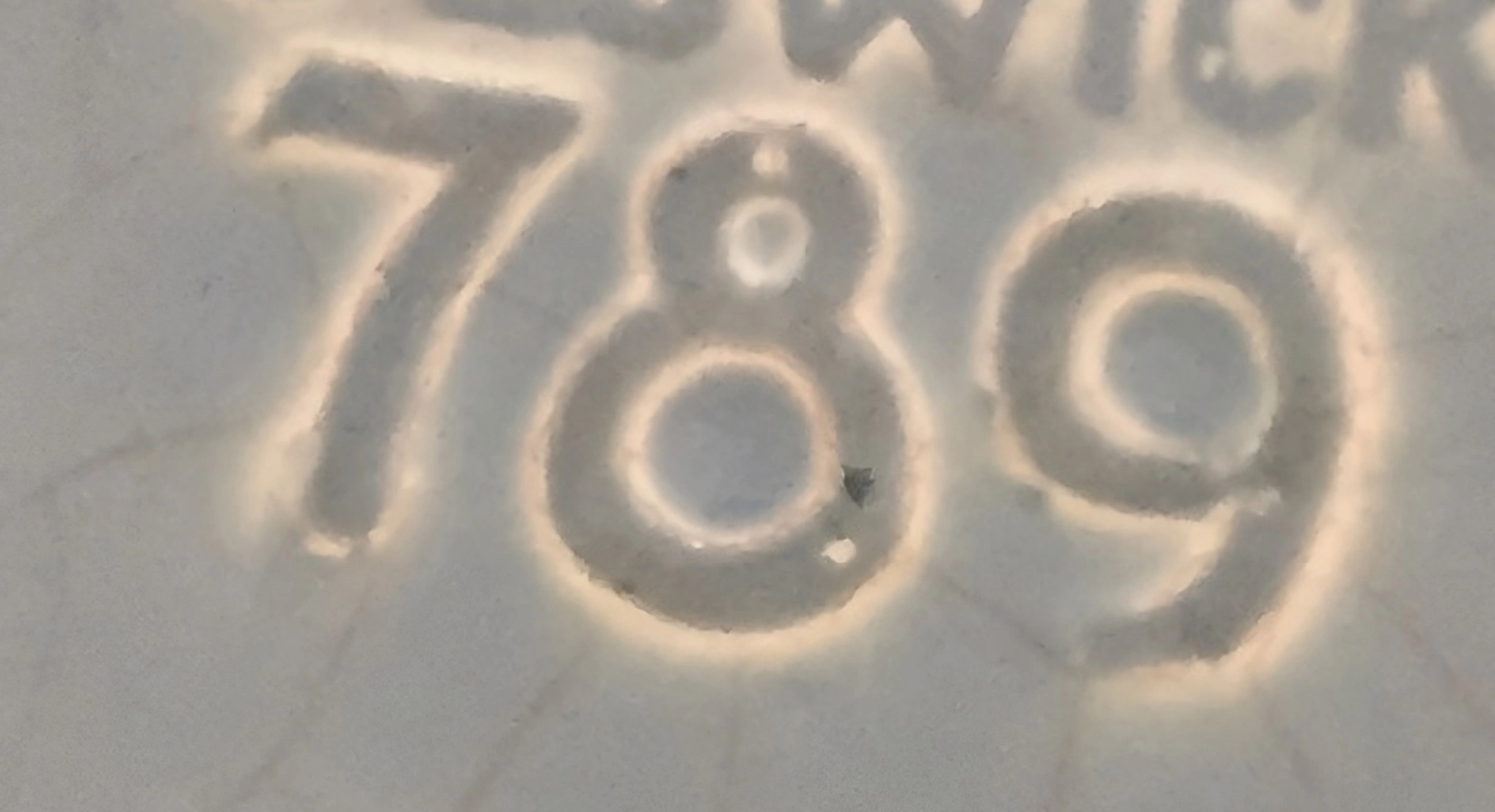 inscription visible sur céramique ancienne avec des chiffres