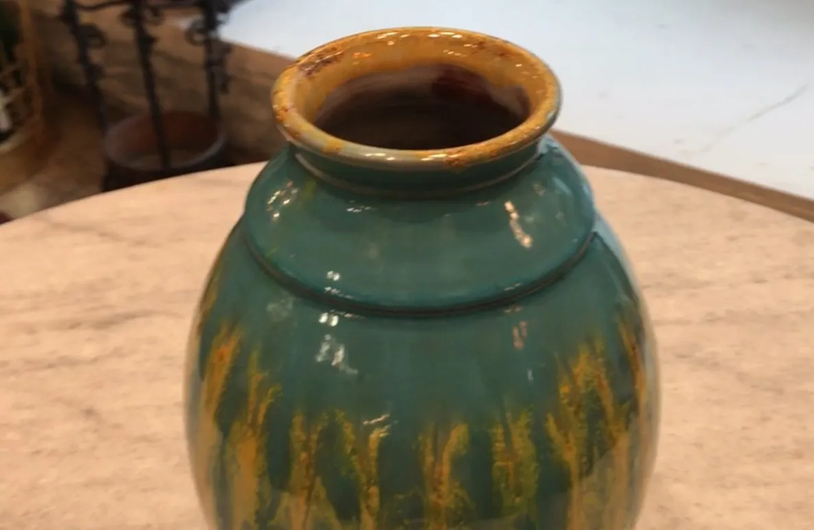 Céramique ancienne bleue et verte avec des détails.