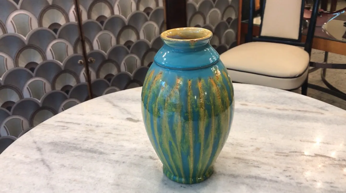 Vaso decorativo colorido de cerâmica antiga