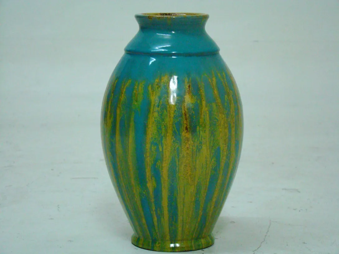 Cerâmica antiga em azul e amarelo com padrão distinto.