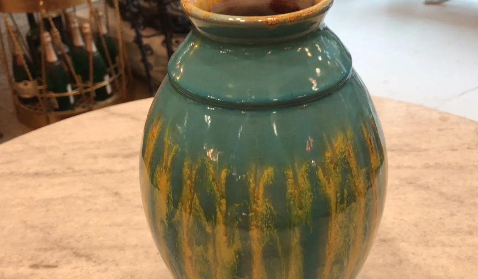 Vaso de cerâmica antigo decorado com tons de azul e amarelo.