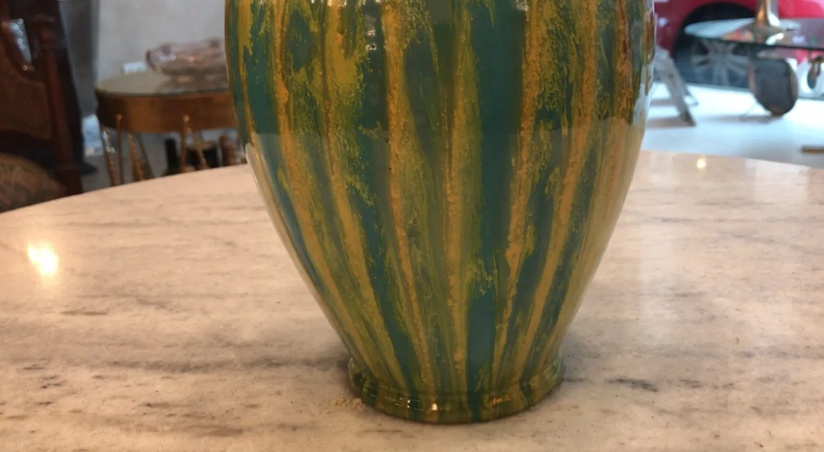 Vaso antico in ceramica con design decorativo blu e giallo.