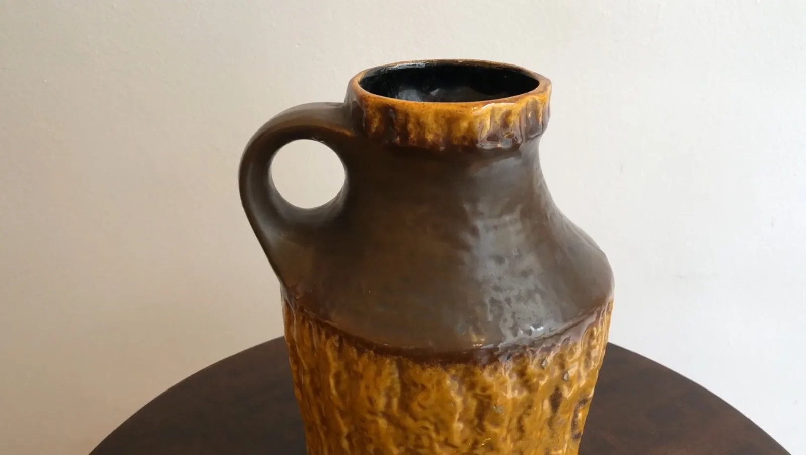 Linda jarra de cerâmica antiga com um design único e texturizado, destacando um estilo artesanal em um cenário rústico.