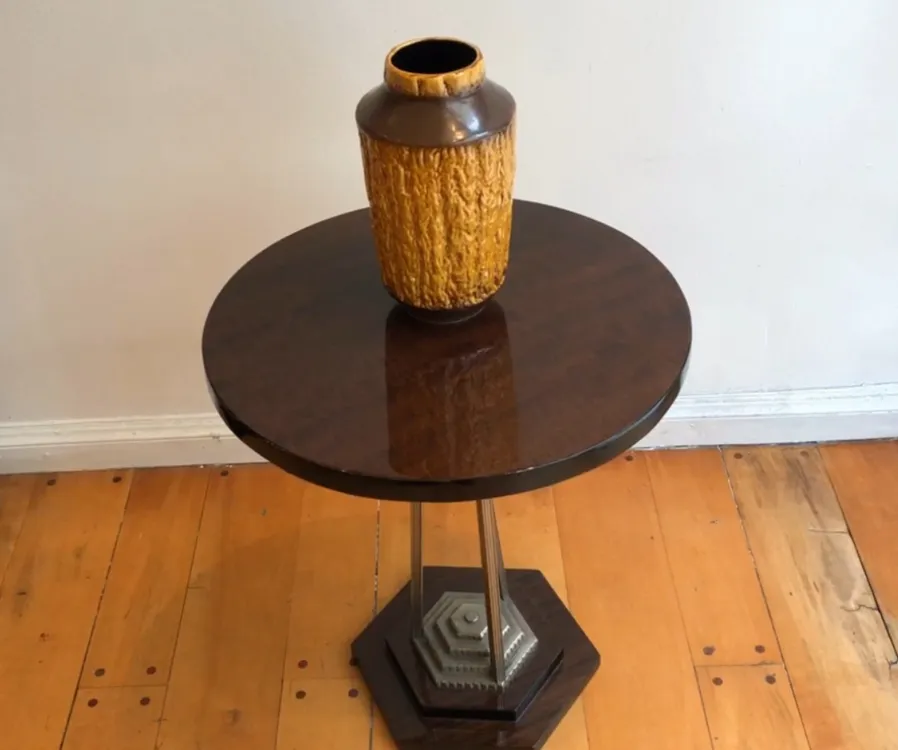 Vaso antigo de cerâmica em cor âmbar com textura rugosa.
