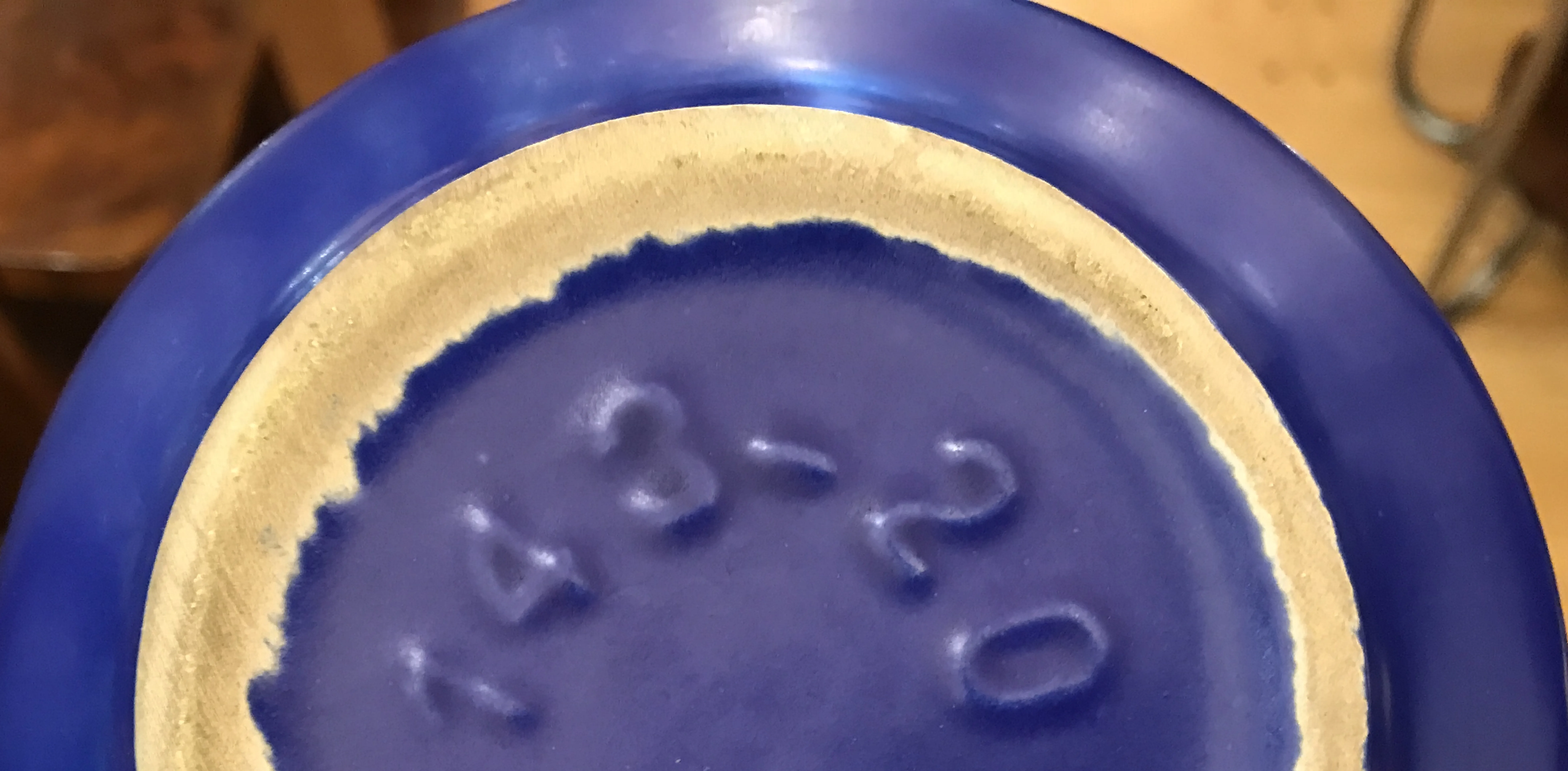 Antiga cerâmica azul decorada com marcas na base