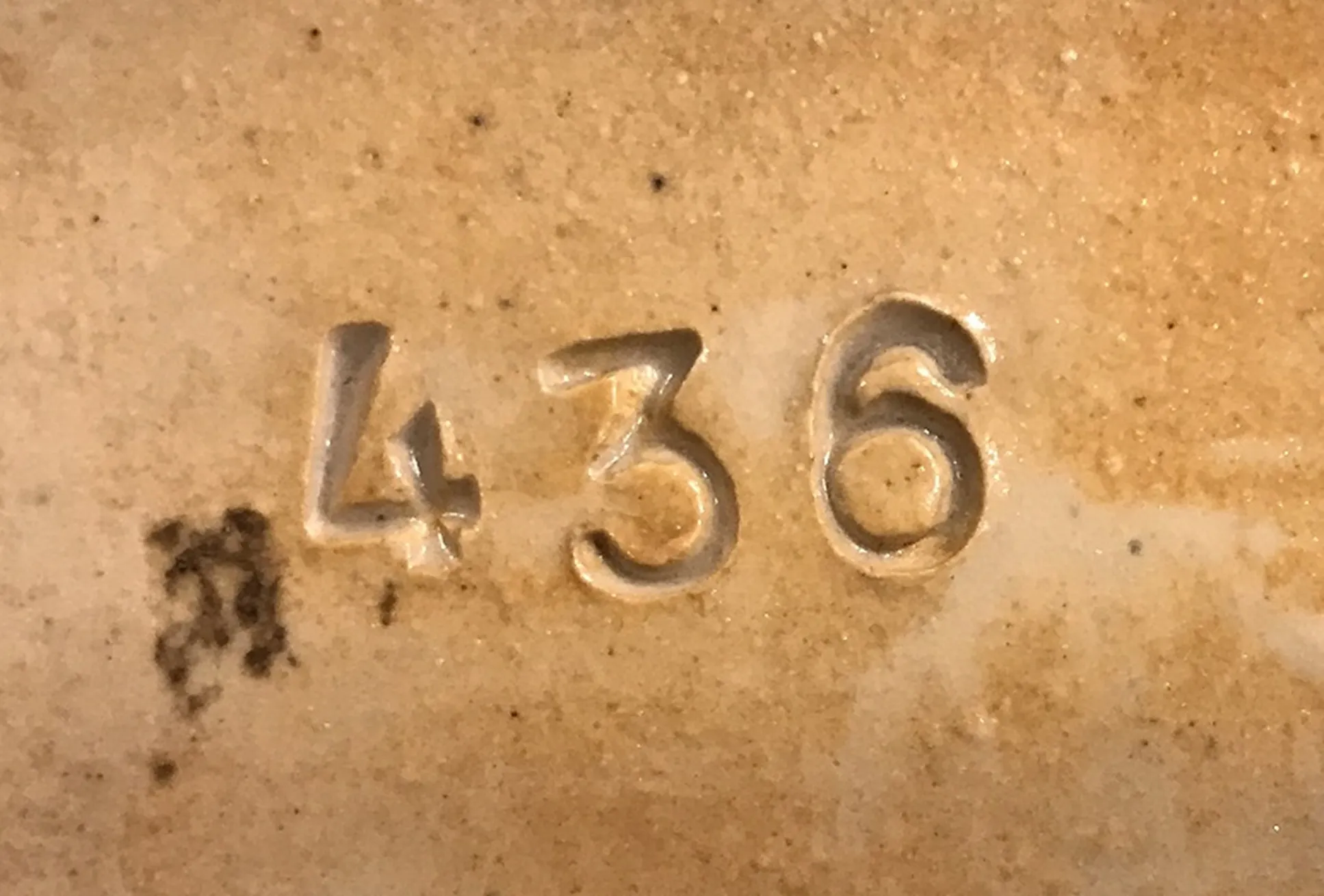 cerâmica decorativa antiga com detalhe visível de números