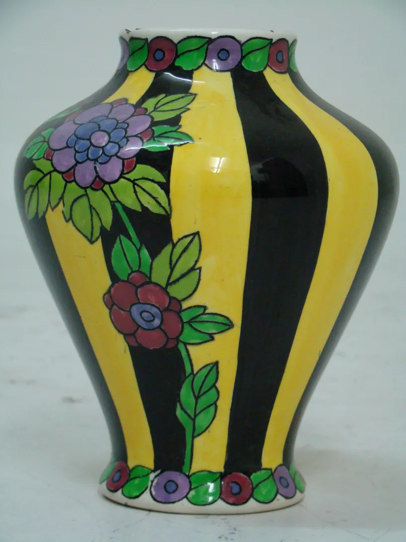vase di ceramica antica con motivi floreali vibranti