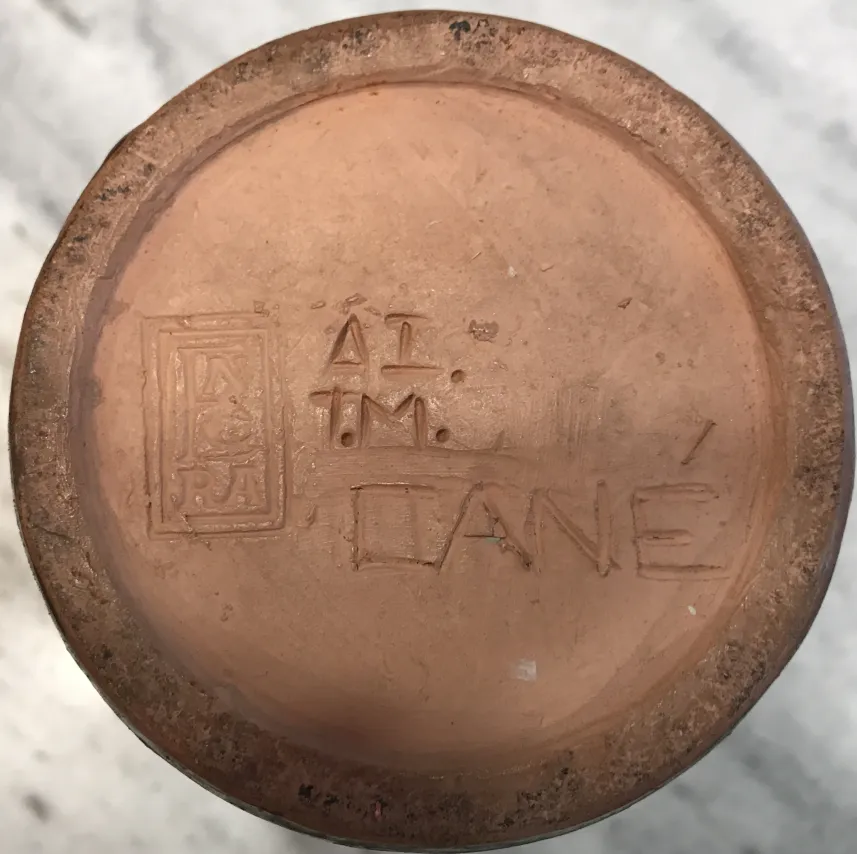 Base de céramique antique avec inscriptions visibles
