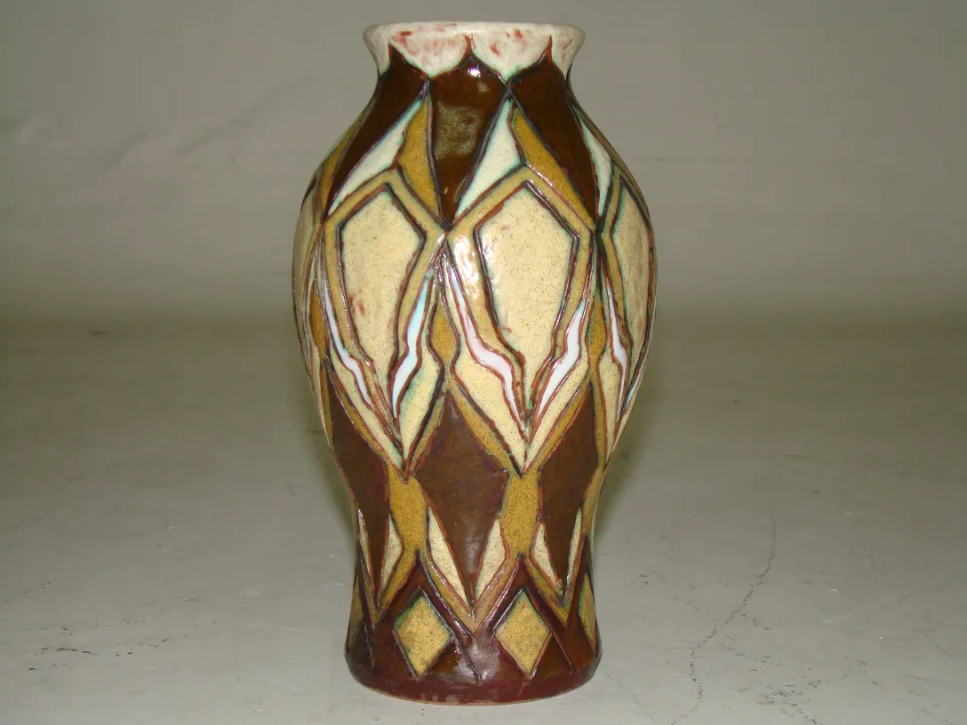jarrón de cerámica antigua con diseño decorativo