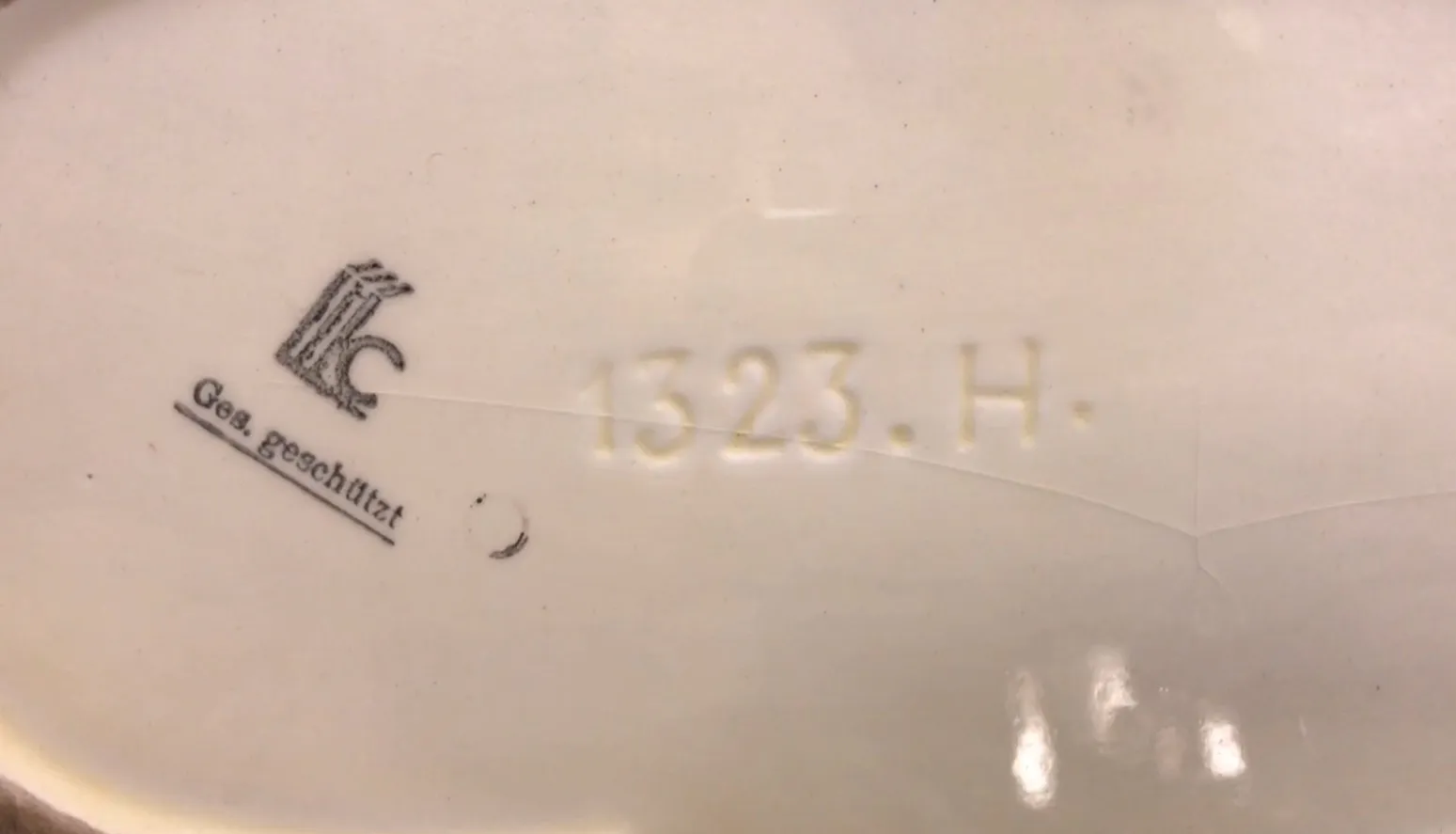 带透明盖的古董装饰箱子在优雅环境中