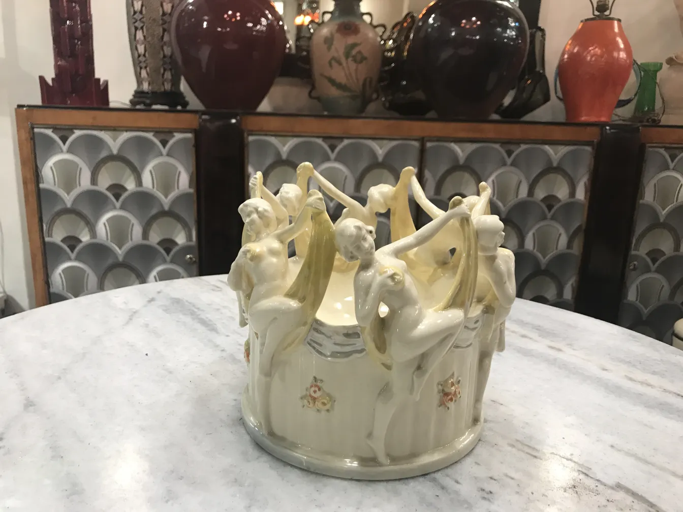 Antigua cerámica figurativa con danzarinas decorativas