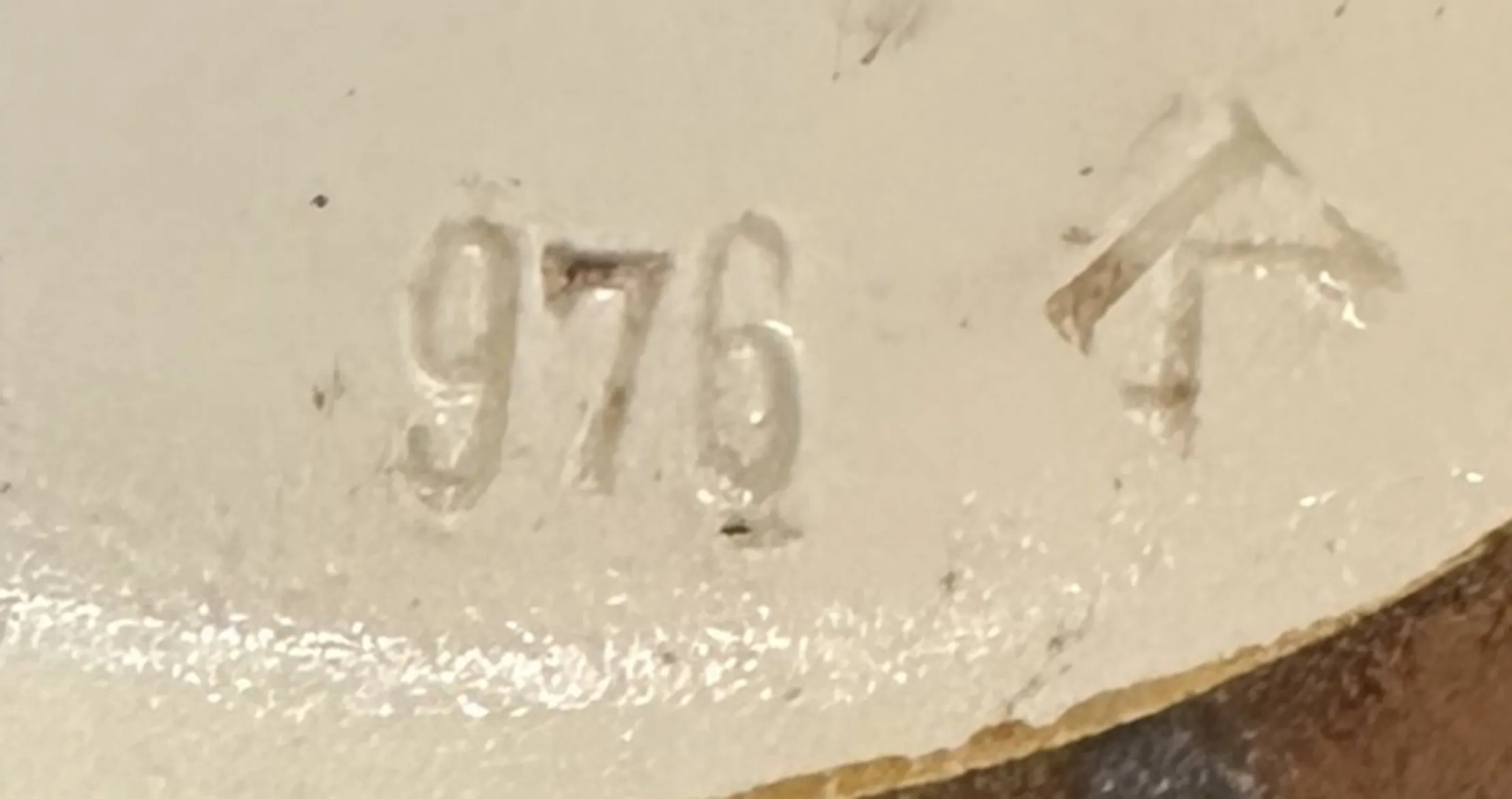 Iscrizione di numeri sulla ceramica antica con dettagli raffinati.