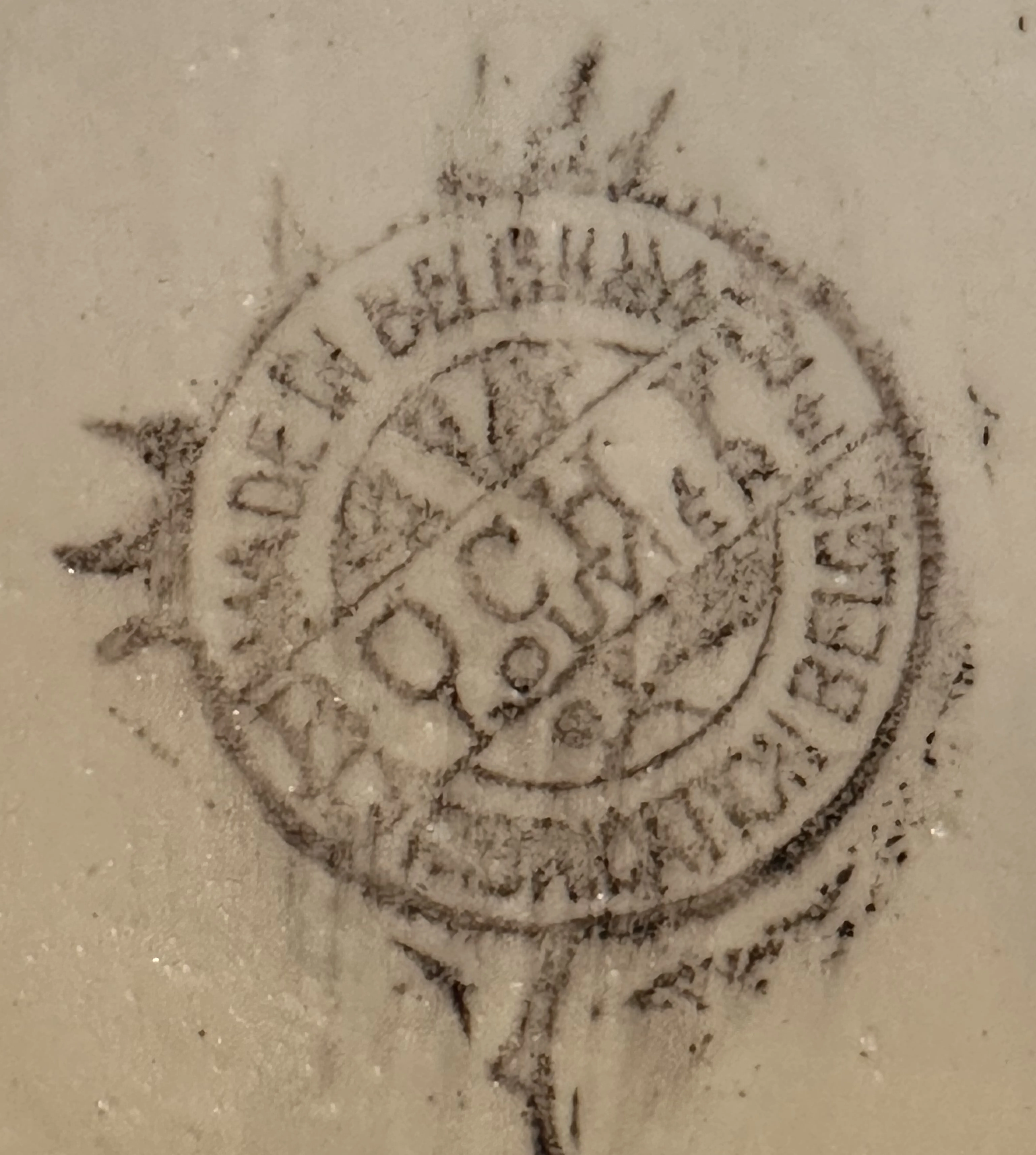 Antiga cerâmica com um selo e assinatura visíveis na superfície.