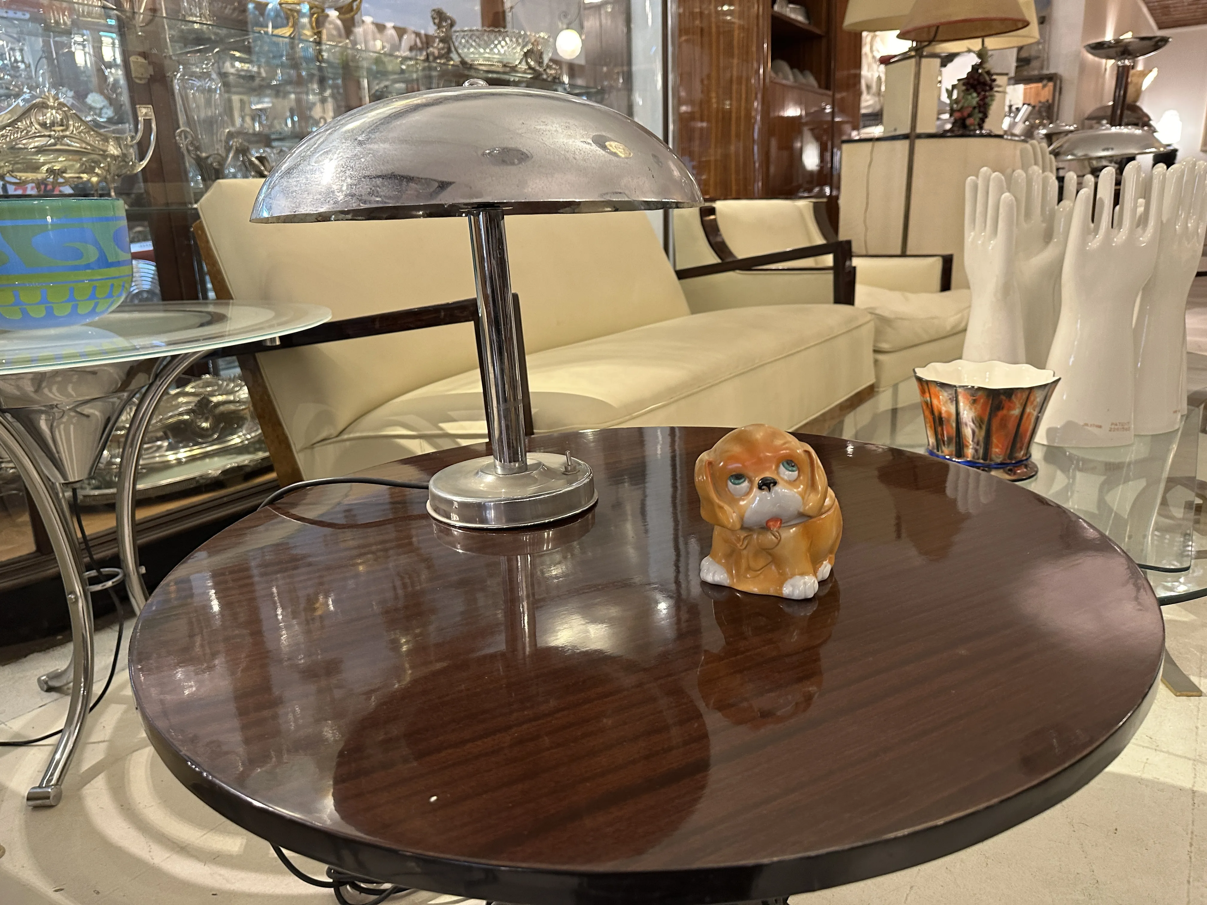 Estatueta antiga de cachorro de cerâmica decorativa em mesa.