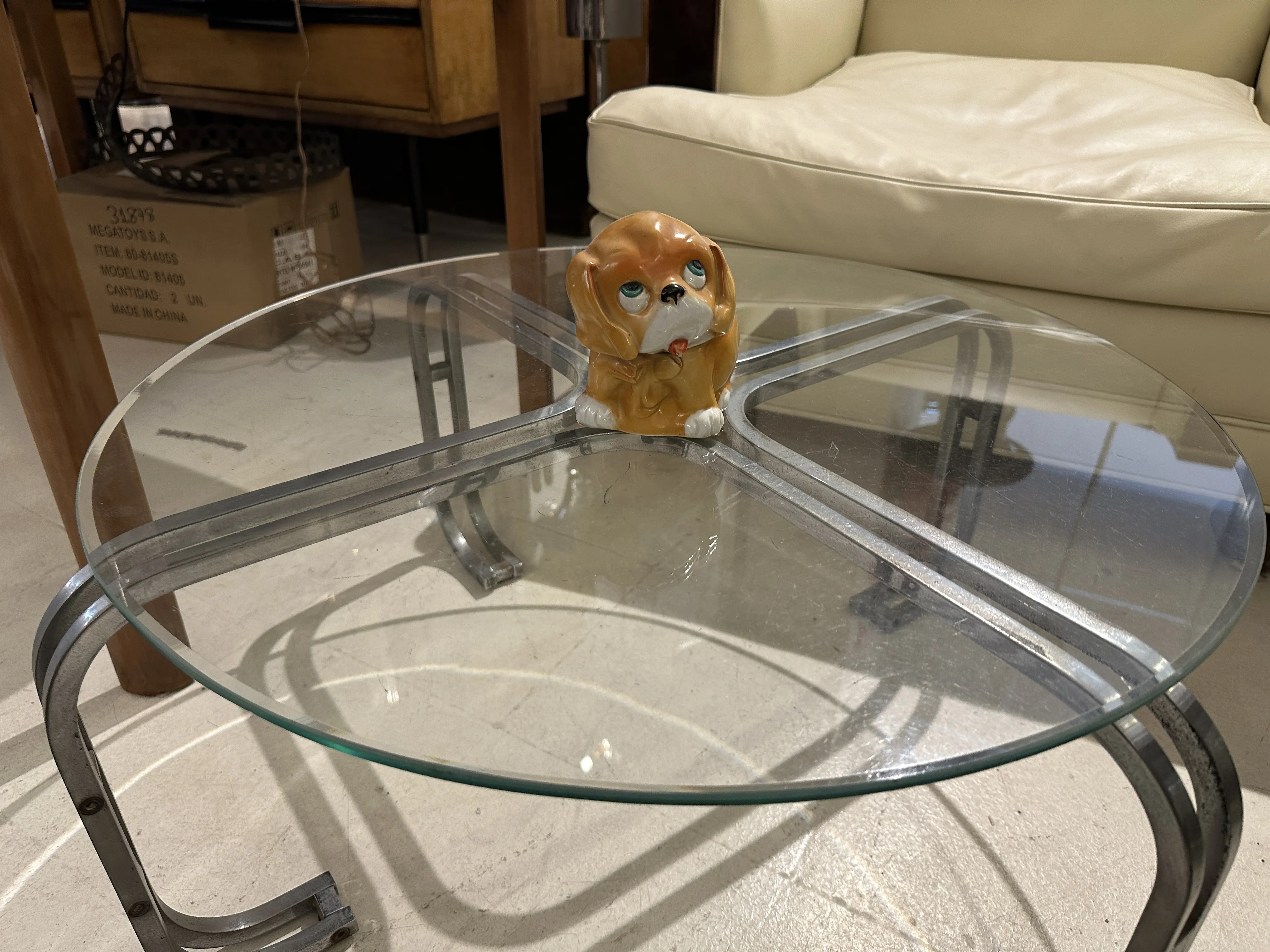 Figura di cane in ceramica antica su tavolo
