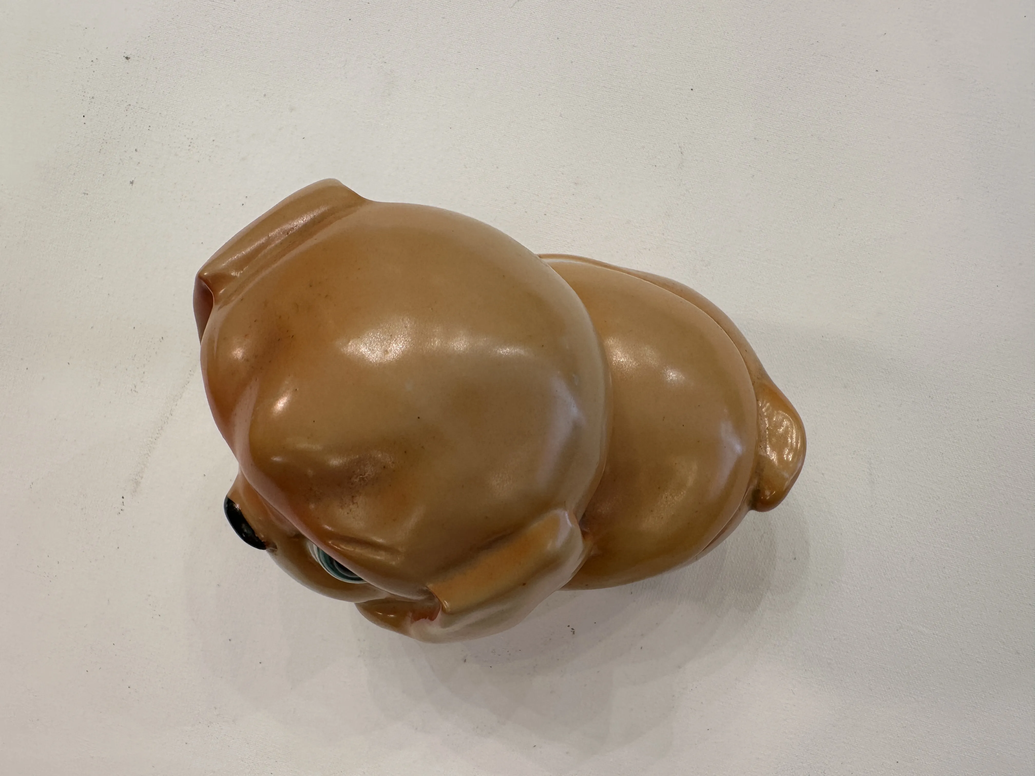 figura di cane decorativa in ceramica antica con dettagli affascinanti