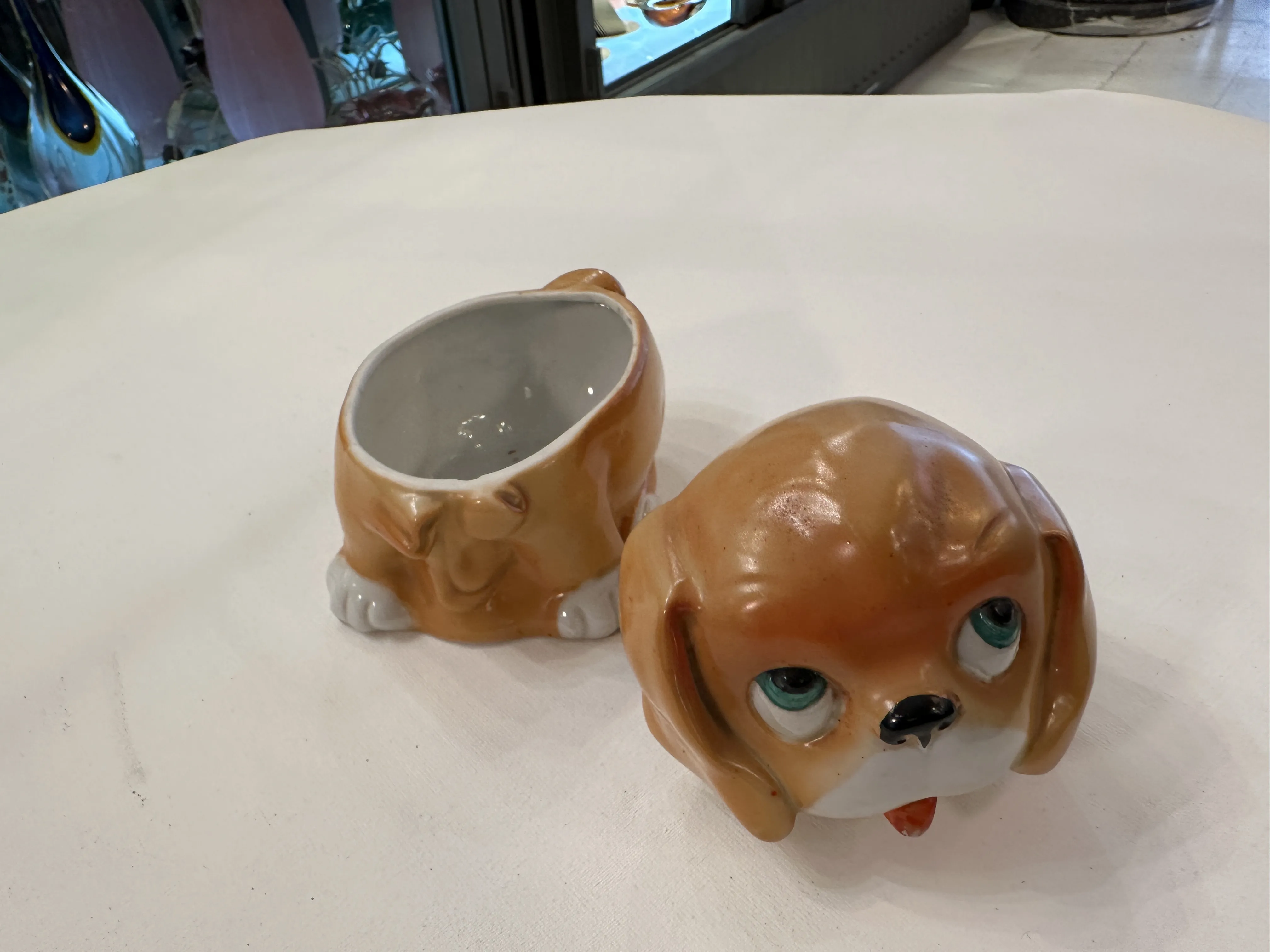 Ceramica antica decorativa a forma di cane, colore marrone chiaro, con occhi blu e lingua rossa