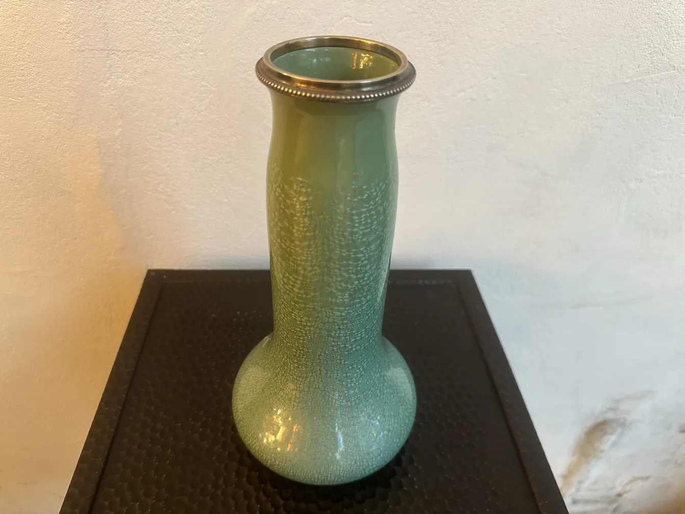 Vaso de cerâmica verde decorativo de Sarreguemines com acabamento brilhante.