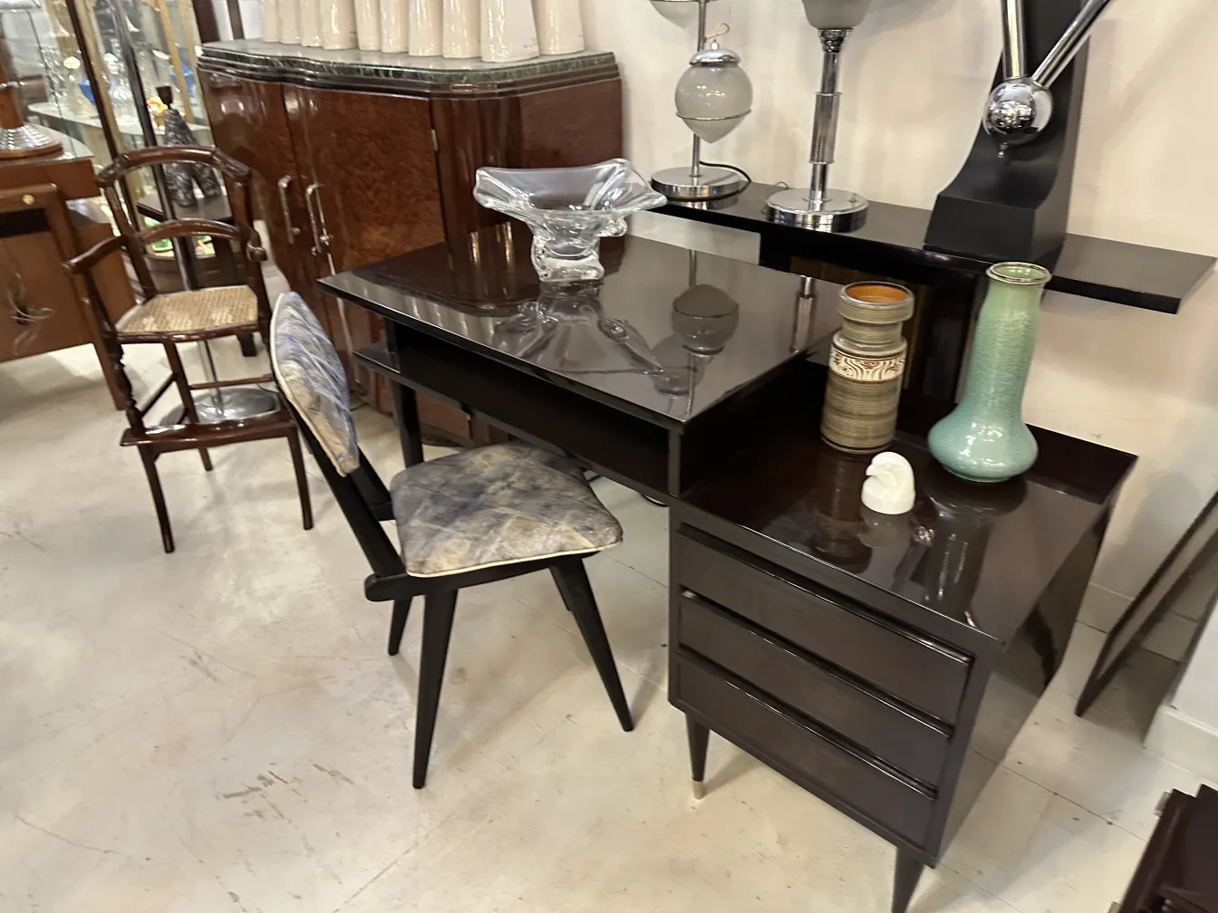 antiguidades decorativas com cerâmica sarreguemines em cena