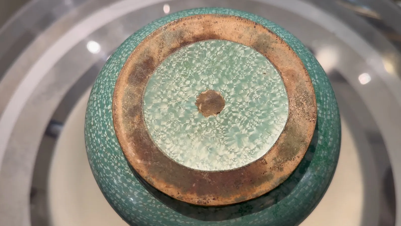 Vista dall'alto di un antico pezzo in ceramica Sarreguemines con texture verde