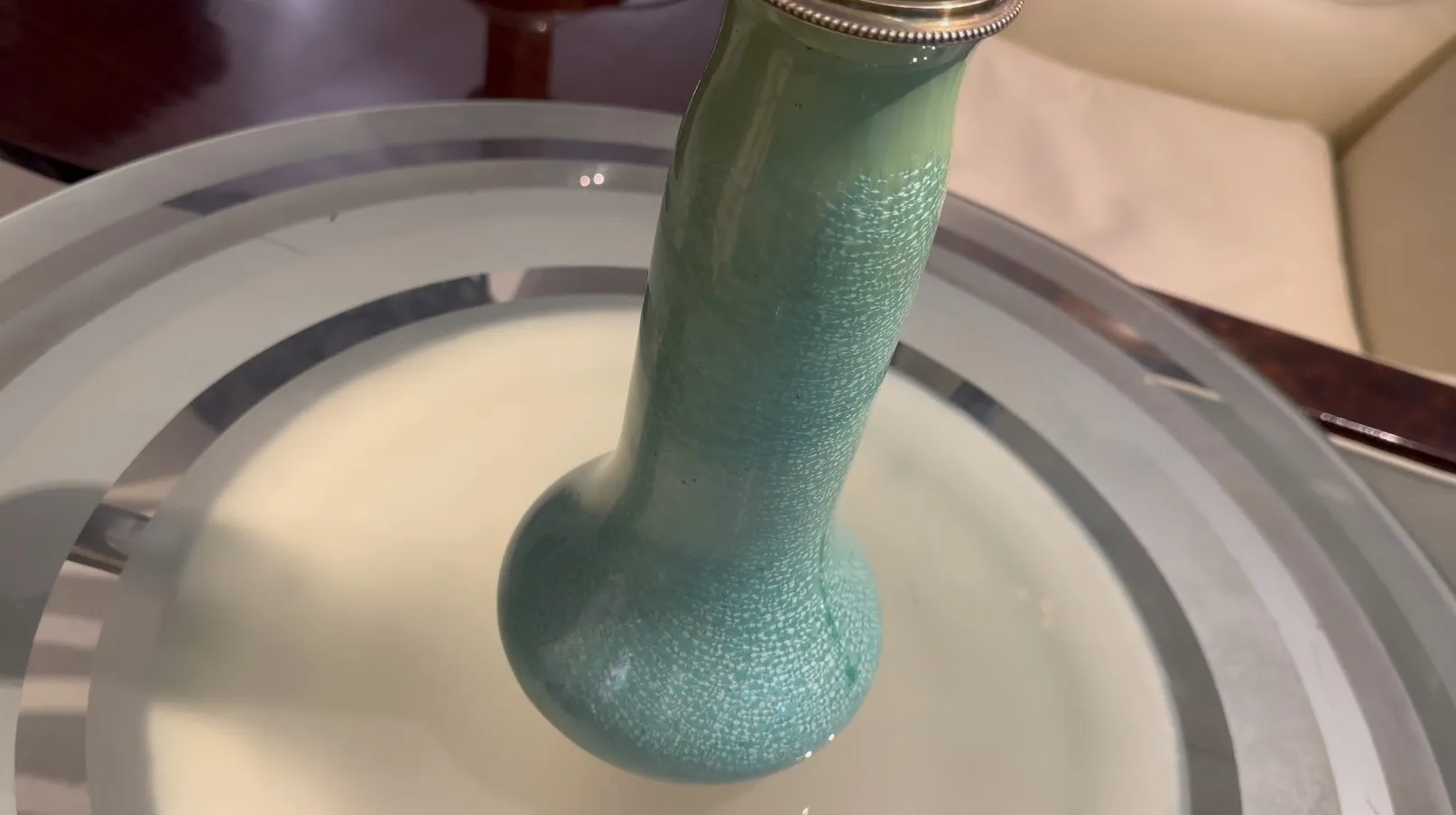 特徴的なサレギュミンデザインの古い陶器ボトル