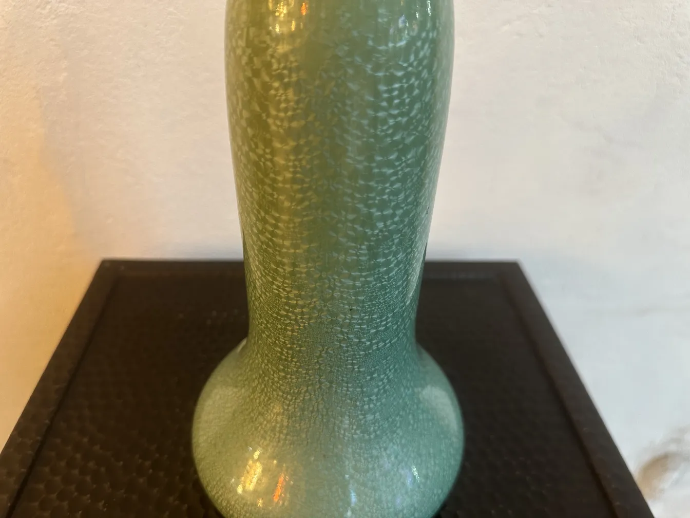 Vaso antigo de cerâmica Sarreguemines, cor verde, forma elegante.