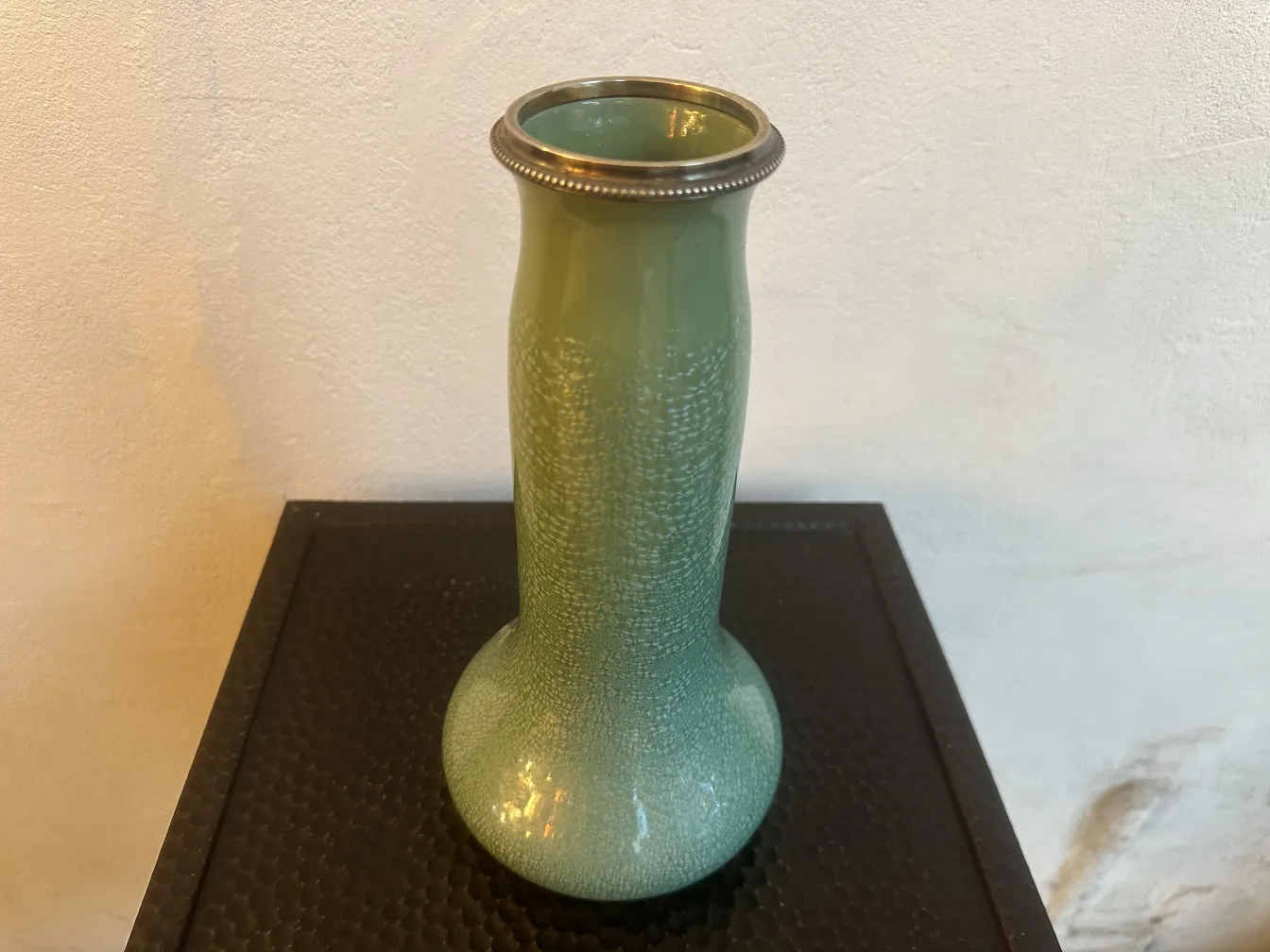 Jarrón antiguo de cerámica Sarreguemines de color verde con detalles