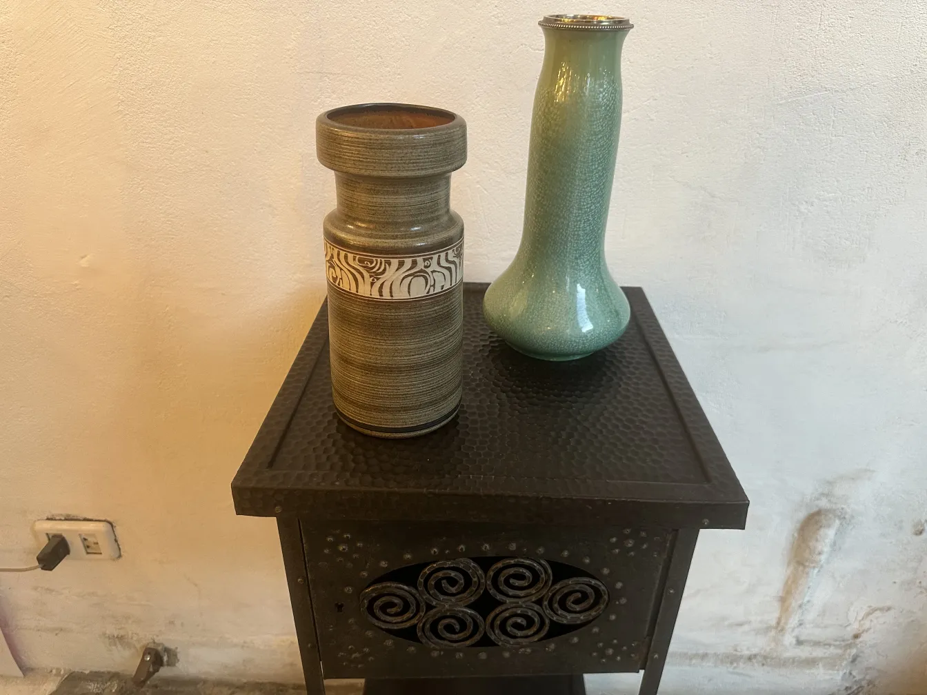 jarrón antiguo de cerámica Sarreguemines con diseño elegante