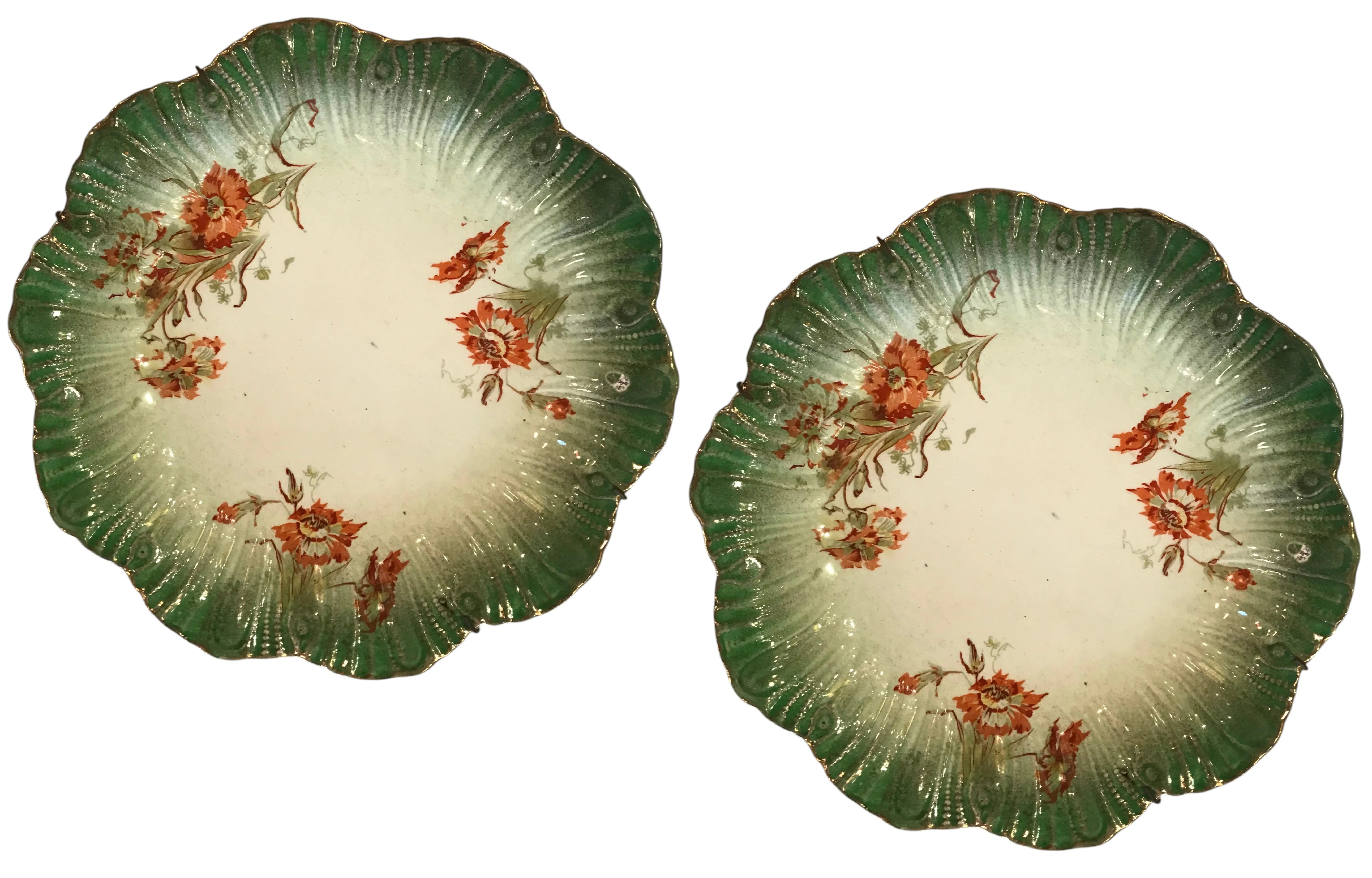 Platos de cerámica antigua con flores en verde y oro