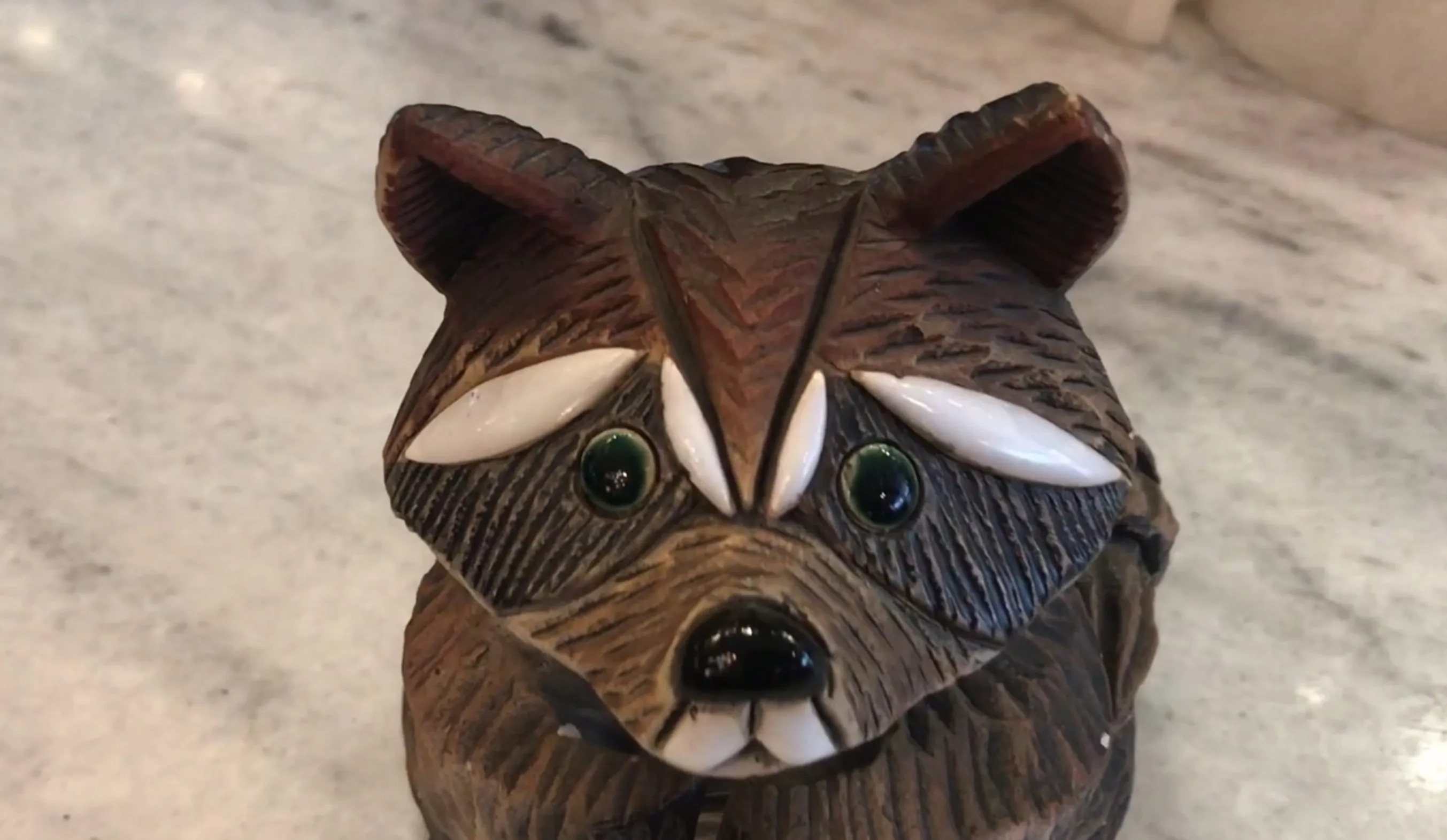Figura de cerámica antigua con detalles visibles y ojos llamativos
