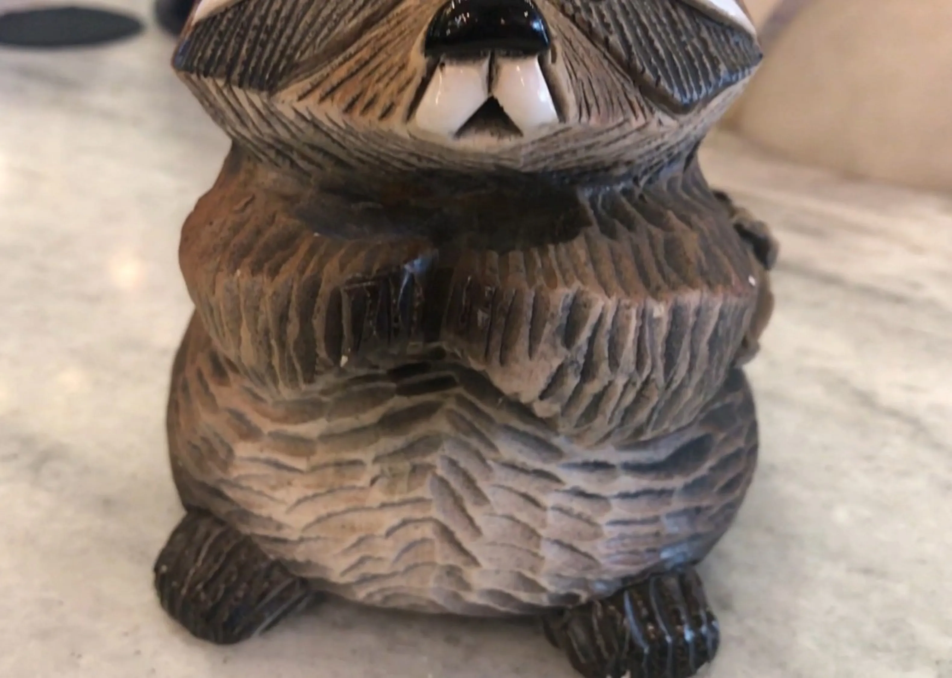 Figura de cerámica antigua que representa un animal, detalle en el animal y colores claros