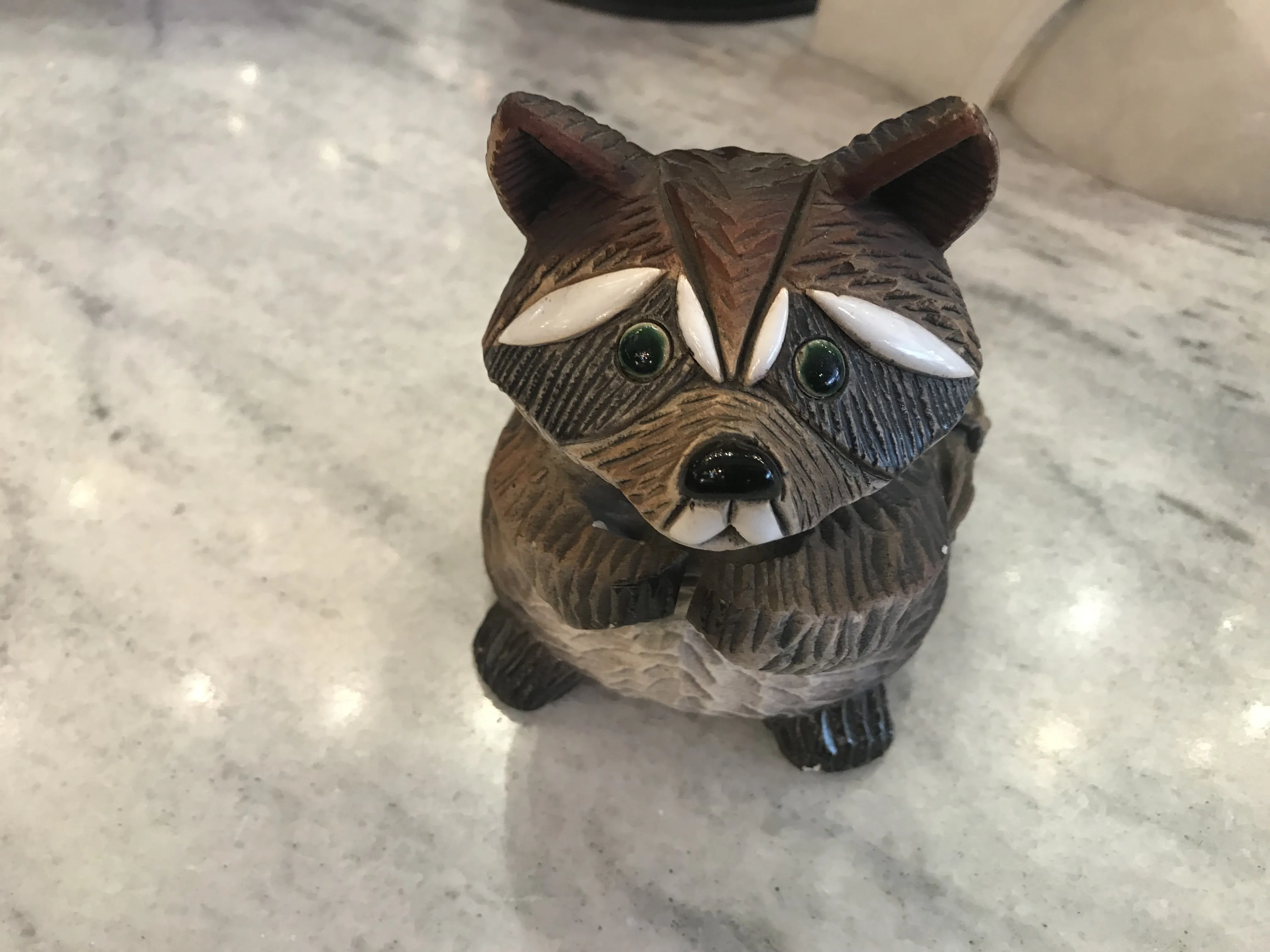 Figura antiga de cerâmica em forma de animal, feita à mão e pintada.