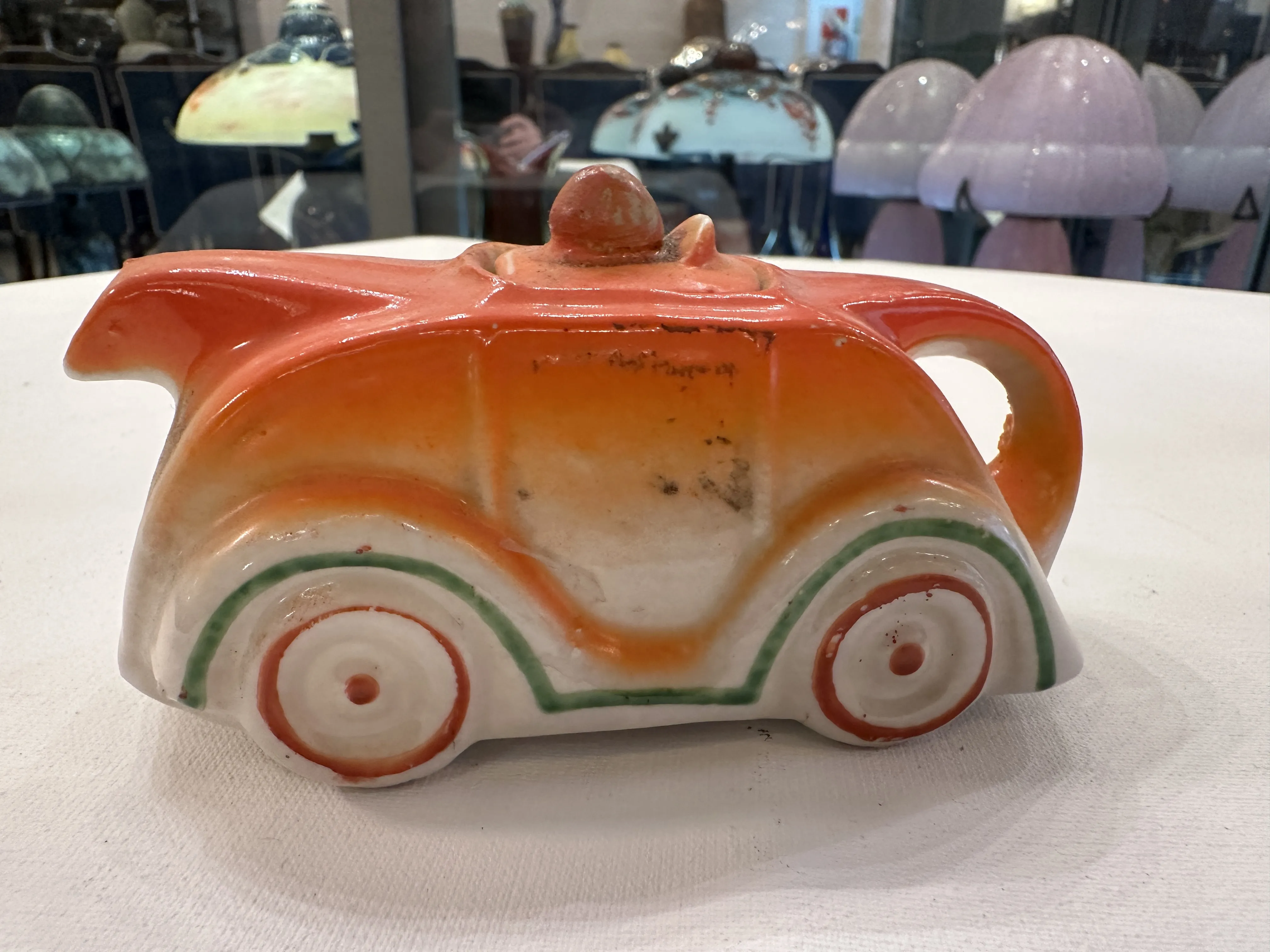 céramique ancienne avec un design coloré de véhicule