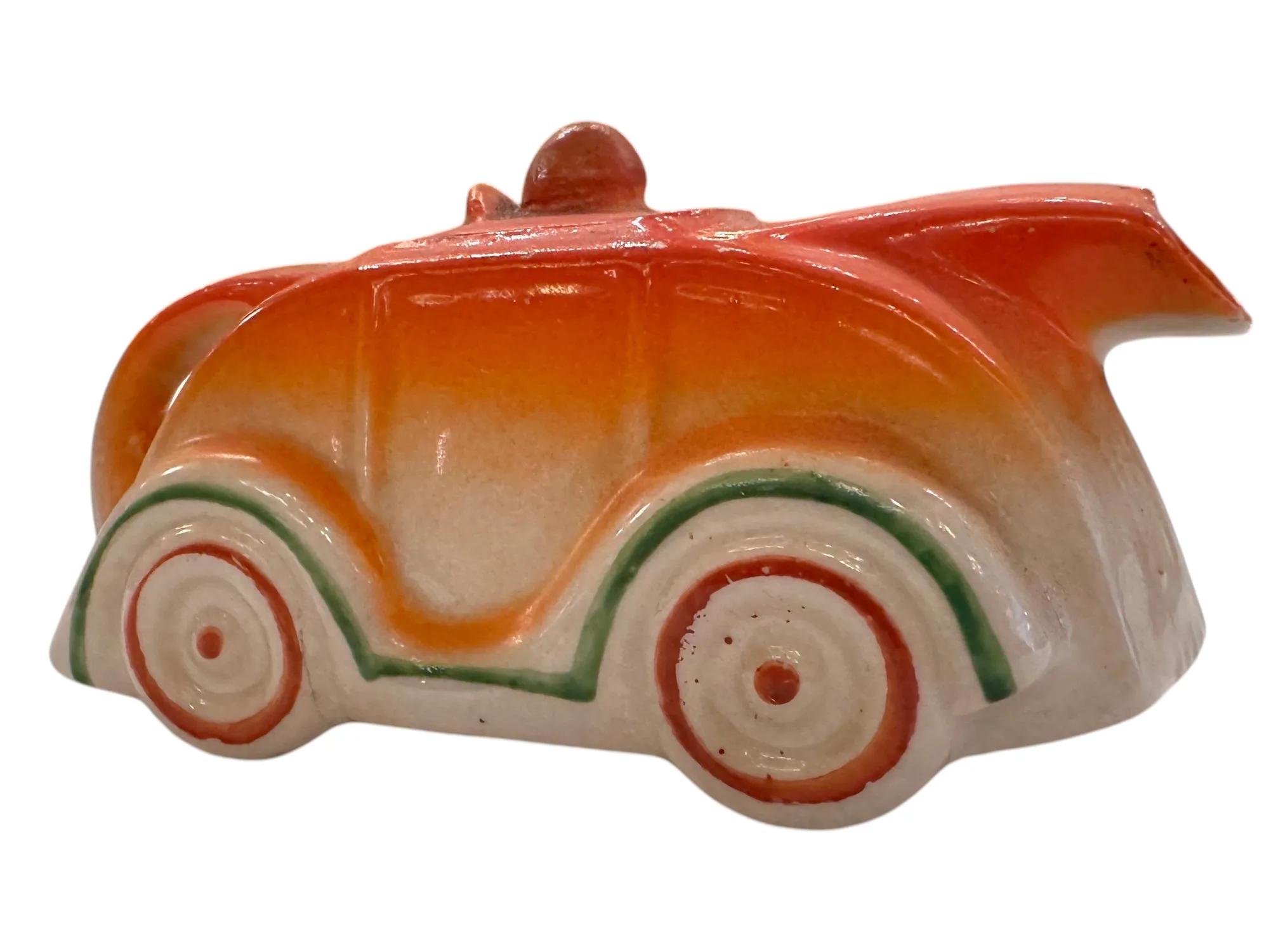 Antiga cerâmica em forma de carro com cores vibrantes